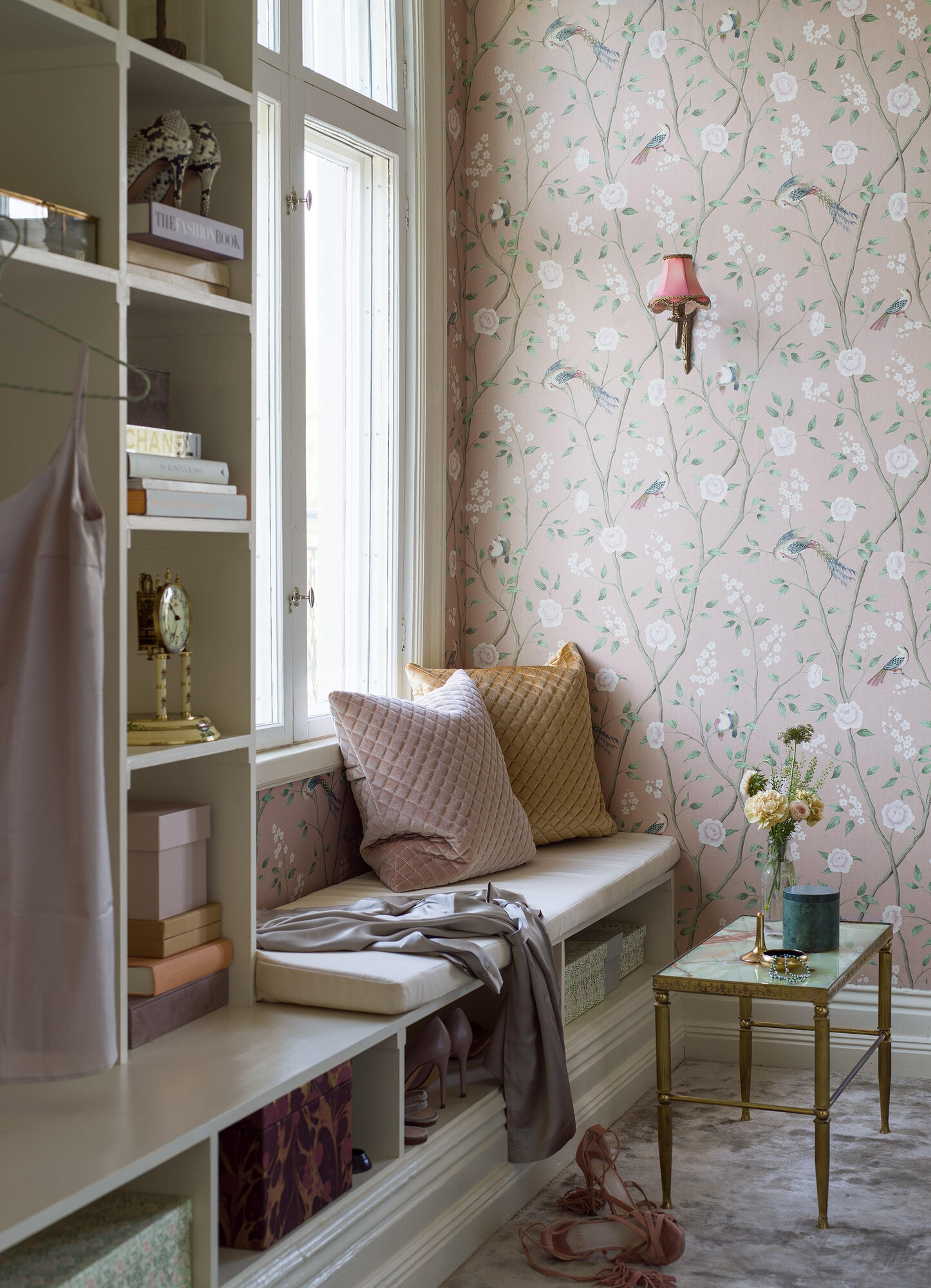 Paradise Birds tapet tapet från Boråstapeter med djur, blommigt mönster i rosa. Från kollektionen Dreamy Escape. Nonwoven-material med förskjuten passning. Lyx-stil. Passar i vardagsrum och matsal.