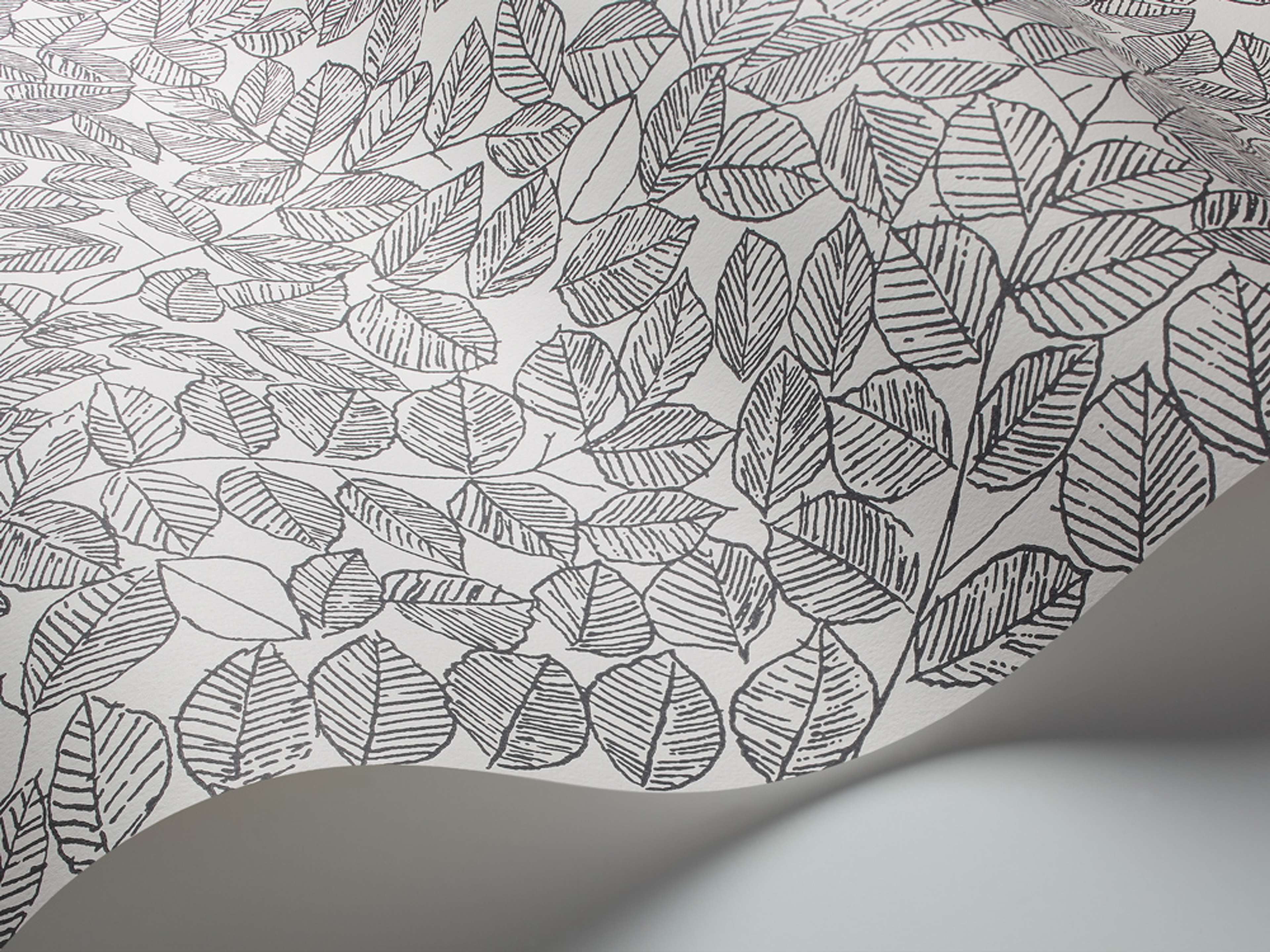 Romans tapet från Boråstapeter med botaniskt, retro mönster i vit och grå. Från kollektionen Scandinavian Designers II. Nonwoven-material med förskjuten passning. Vintage-stil.