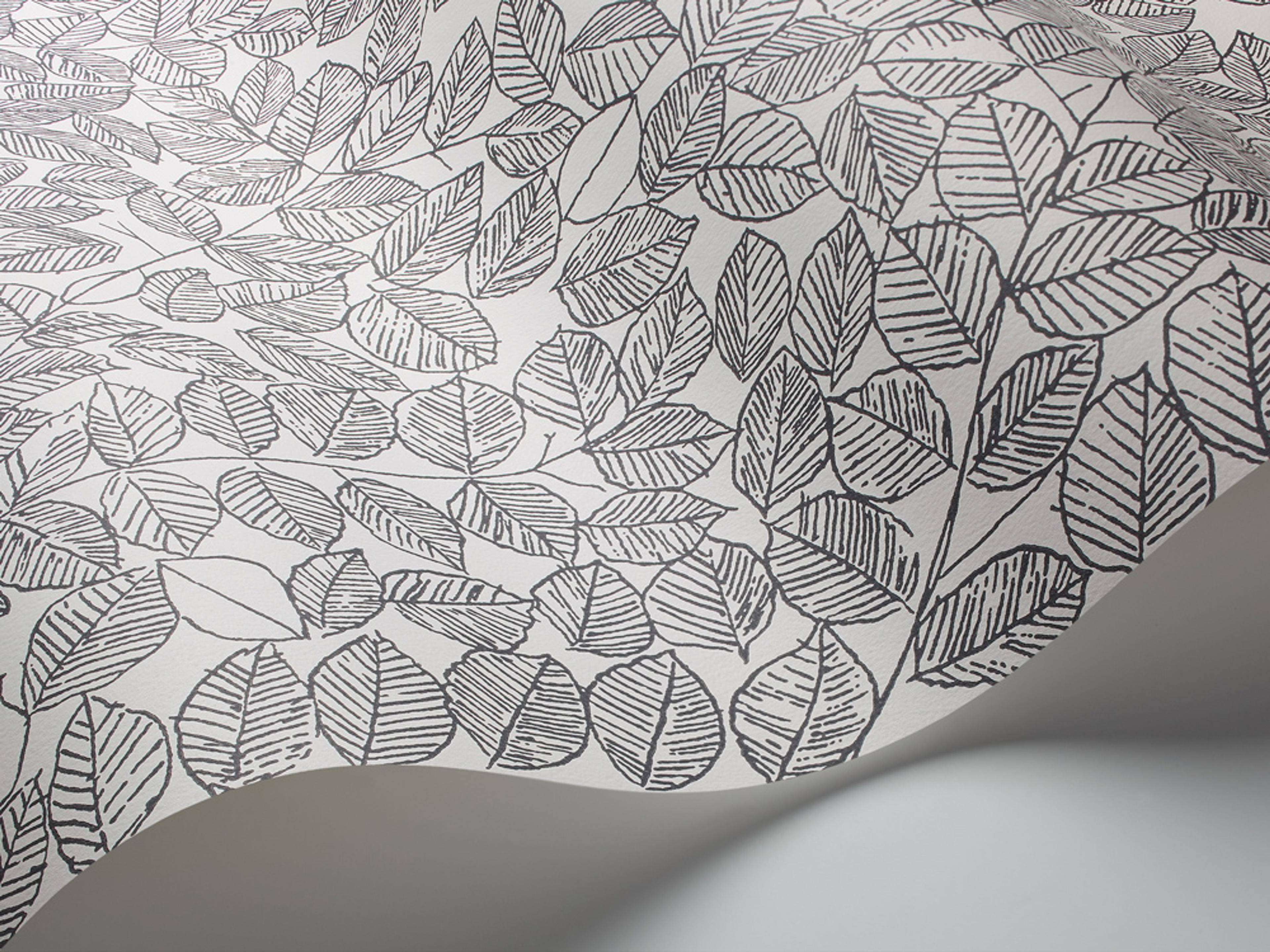 Romans tapet från Boråstapeter med botaniskt, retro mönster i vit och grå. Från kollektionen Scandinavian Designers II. Nonwoven-material med förskjuten passning. Vintage-stil.