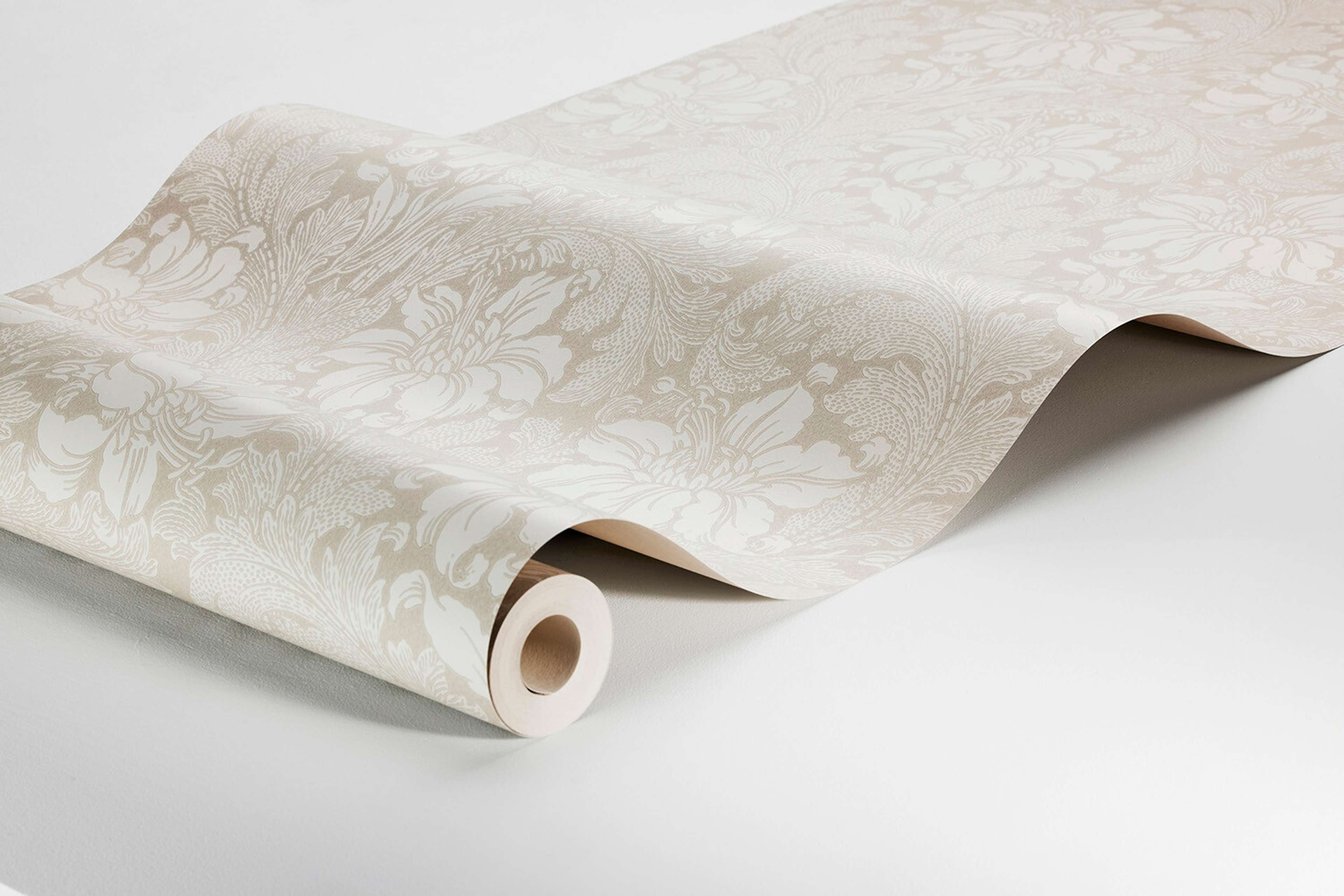Acanthus storblommig, beige tapet med blommigt mönster i beige. Från kollektionen Vårt Arkiv. Nonwoven-material med rak passning.