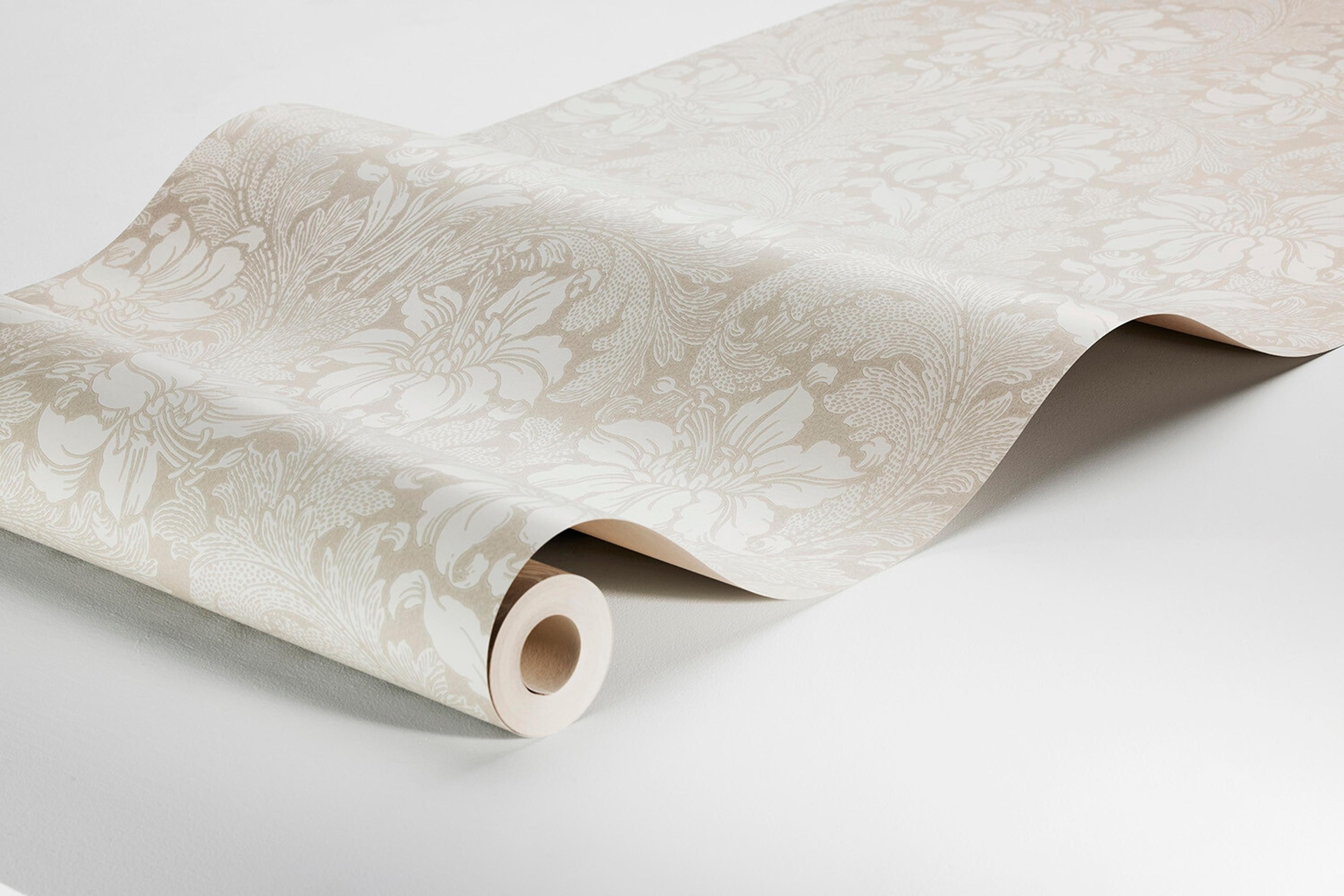 Acanthus storblommig, beige tapet med blommigt mönster i beige. Från kollektionen Vårt Arkiv. Nonwoven-material med rak passning.