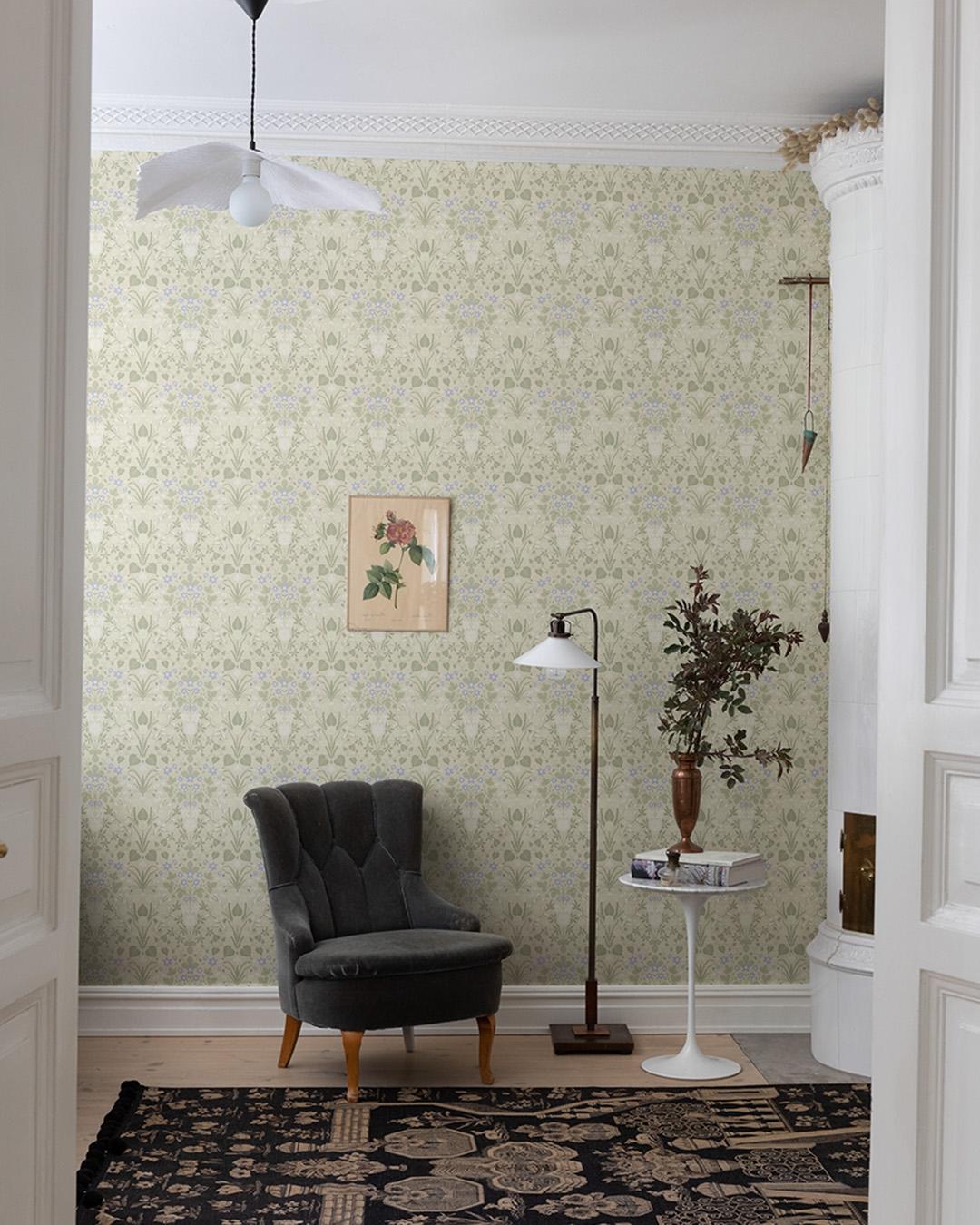 Vårblommor, gul tapet tapet med blommigt mönster i gul. Från kollektionen Långenäs. Nonwoven-material med rak passning.