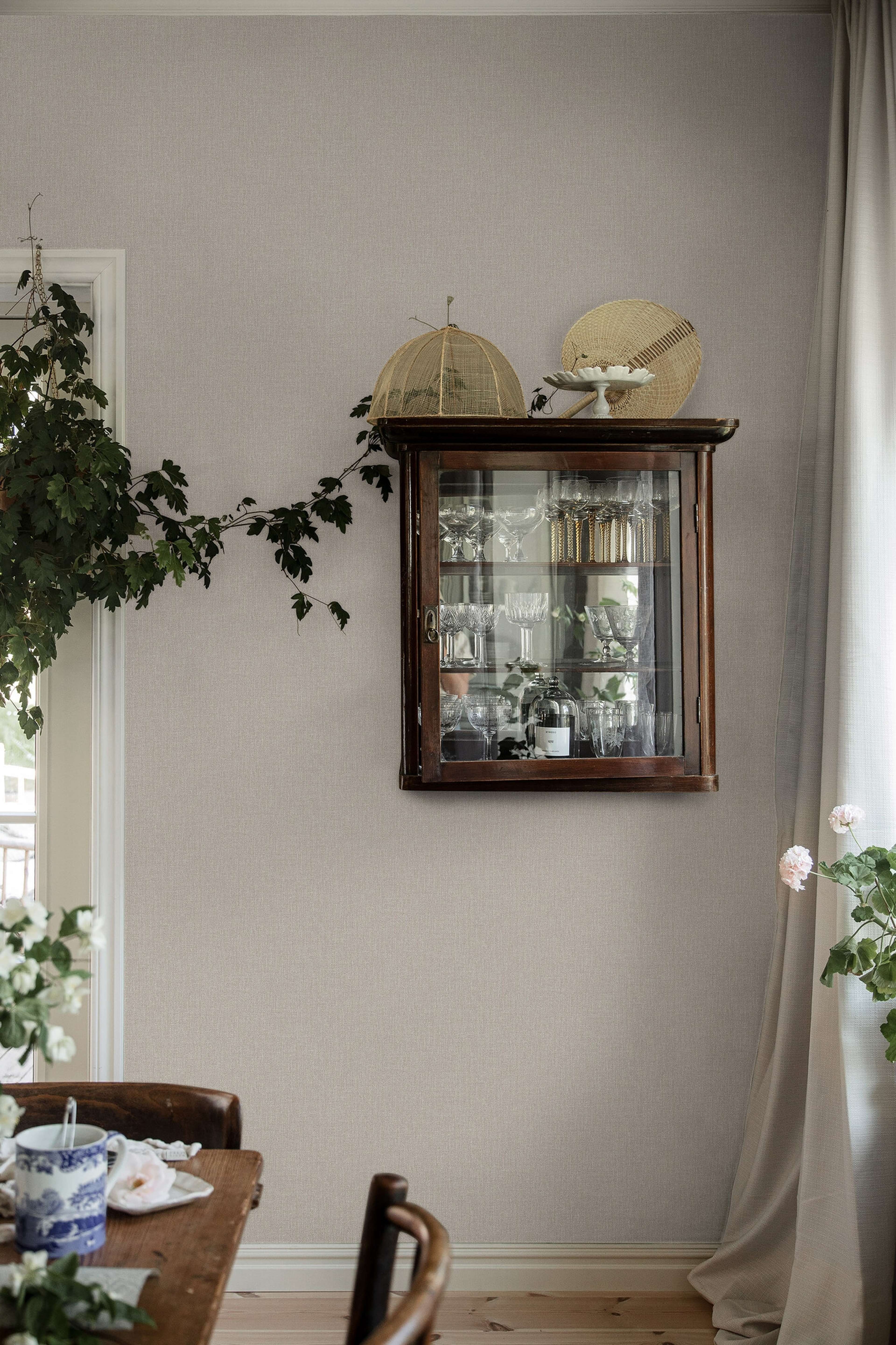 Weaver´s Wall ljus beige tapet enfärgad i beige. Från kollektionen Cottage Garden. Nonwoven-material. Passar i vardagsrum, matsal och hall.