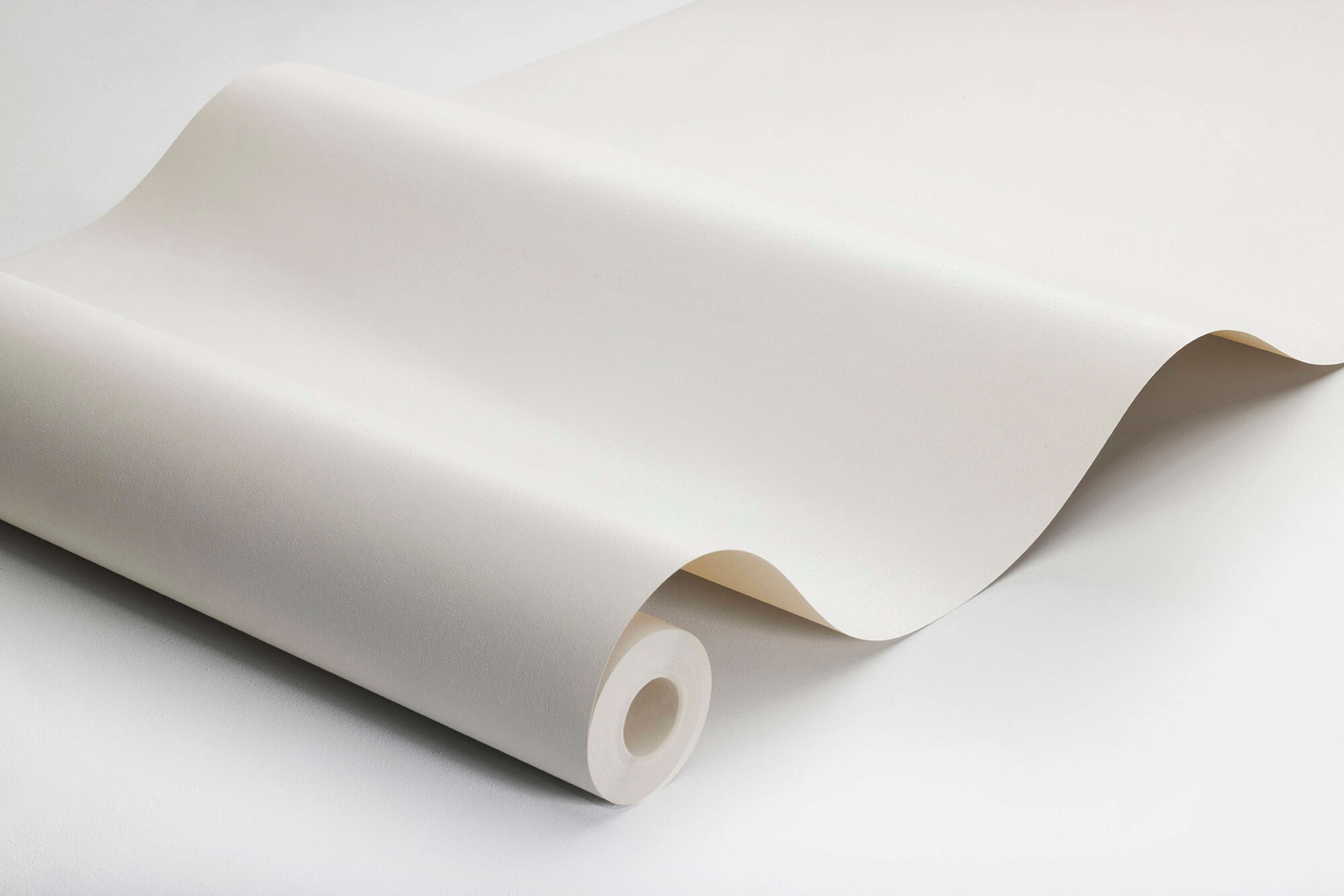 Cream Linen tapet med enfargat, textilimitation mönster i vit. Från kollektionen Linen. Nonwoven-material. Passar i vardagsrum och matsal.