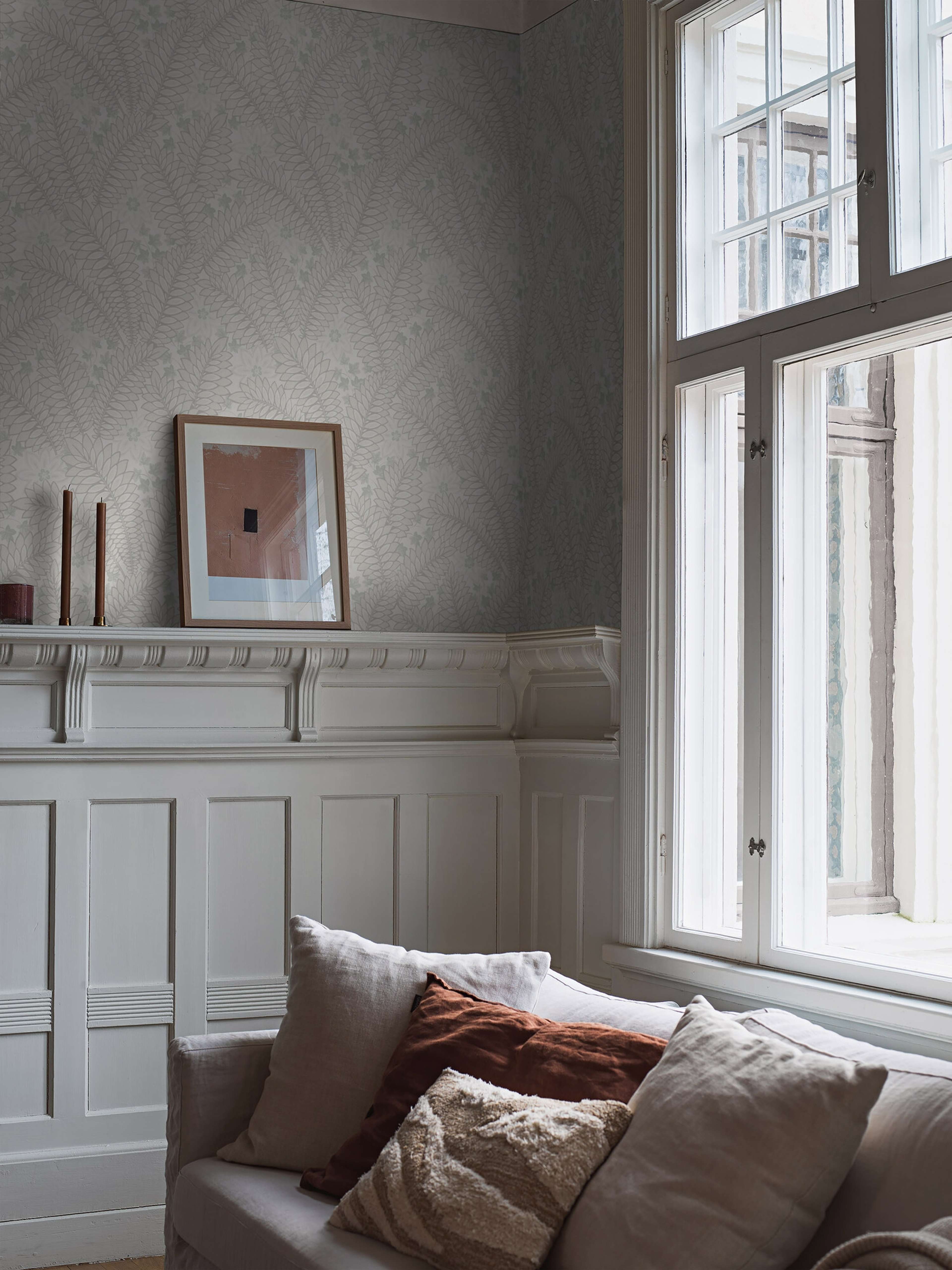 Hidden Ivy tapet i beige toner tapet med botaniskt, blommigt mönster i grå. Från kollektionen Treasured. Nonwoven-material med förskjuten passning. Passar i kök, hall och arbetsrum.