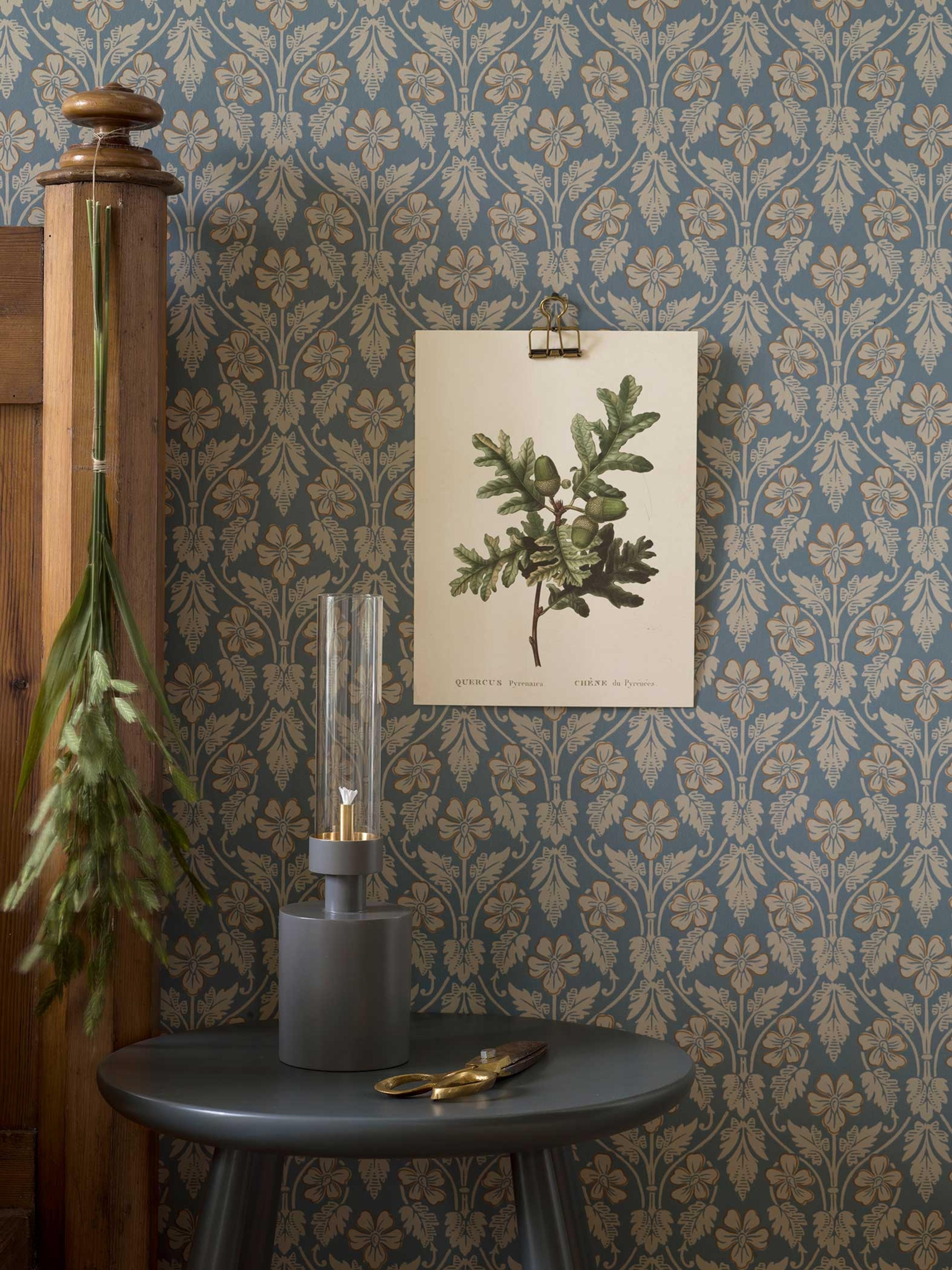 Nora, blågrå botten tapet från Boråstapeter med blommigt mönster i blå och beige. Från kollektionen anno. Nonwoven-material med förskjuten passning. Vintage, city-stil. Passar i sovrum och matsal.