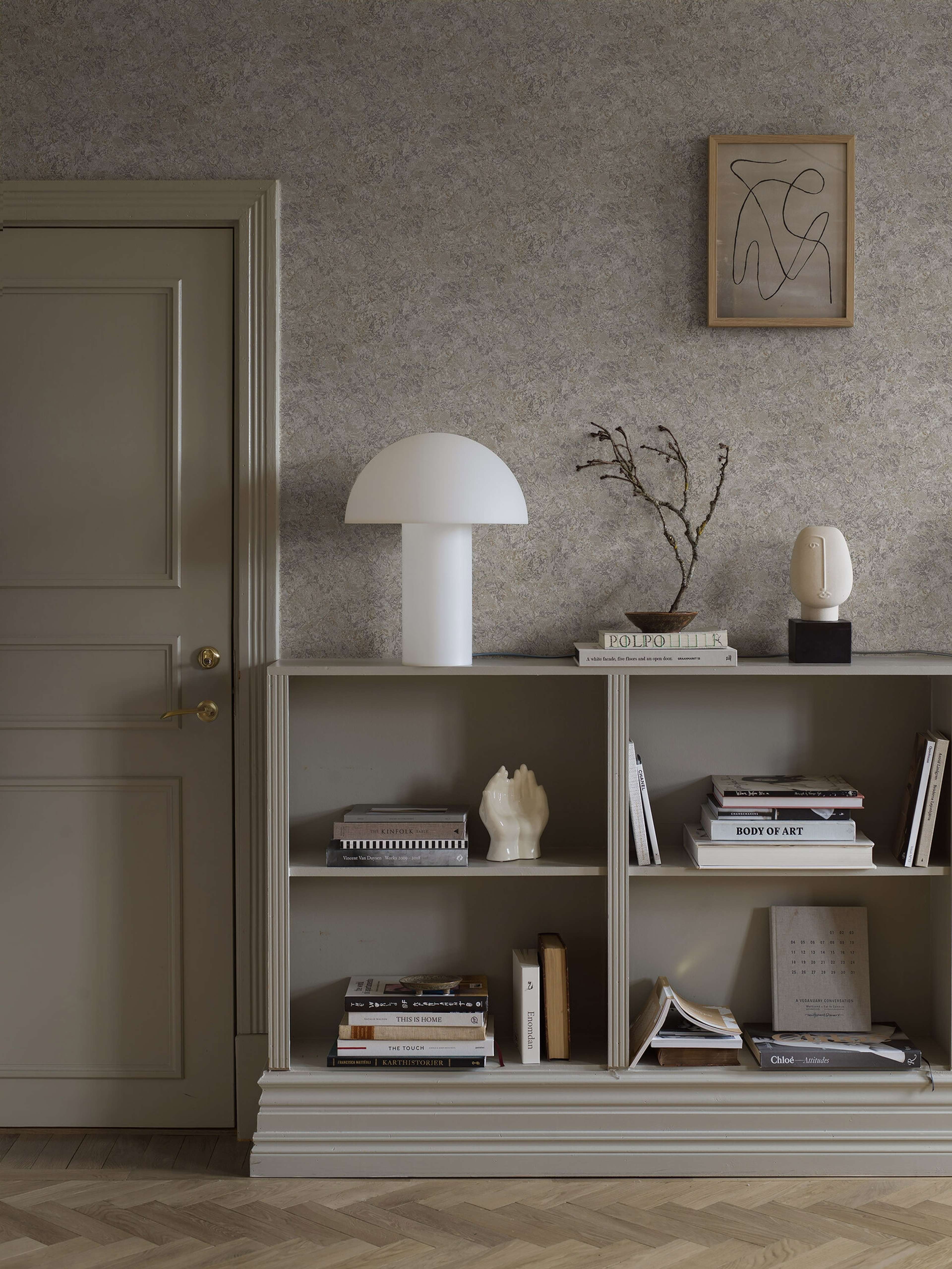 Travertine tapet med tegelsten mönster i grön. Från kollektionen Treasured. Nonwoven-material med förskjuten passning. Passar i kök, hall och arbetsrum.