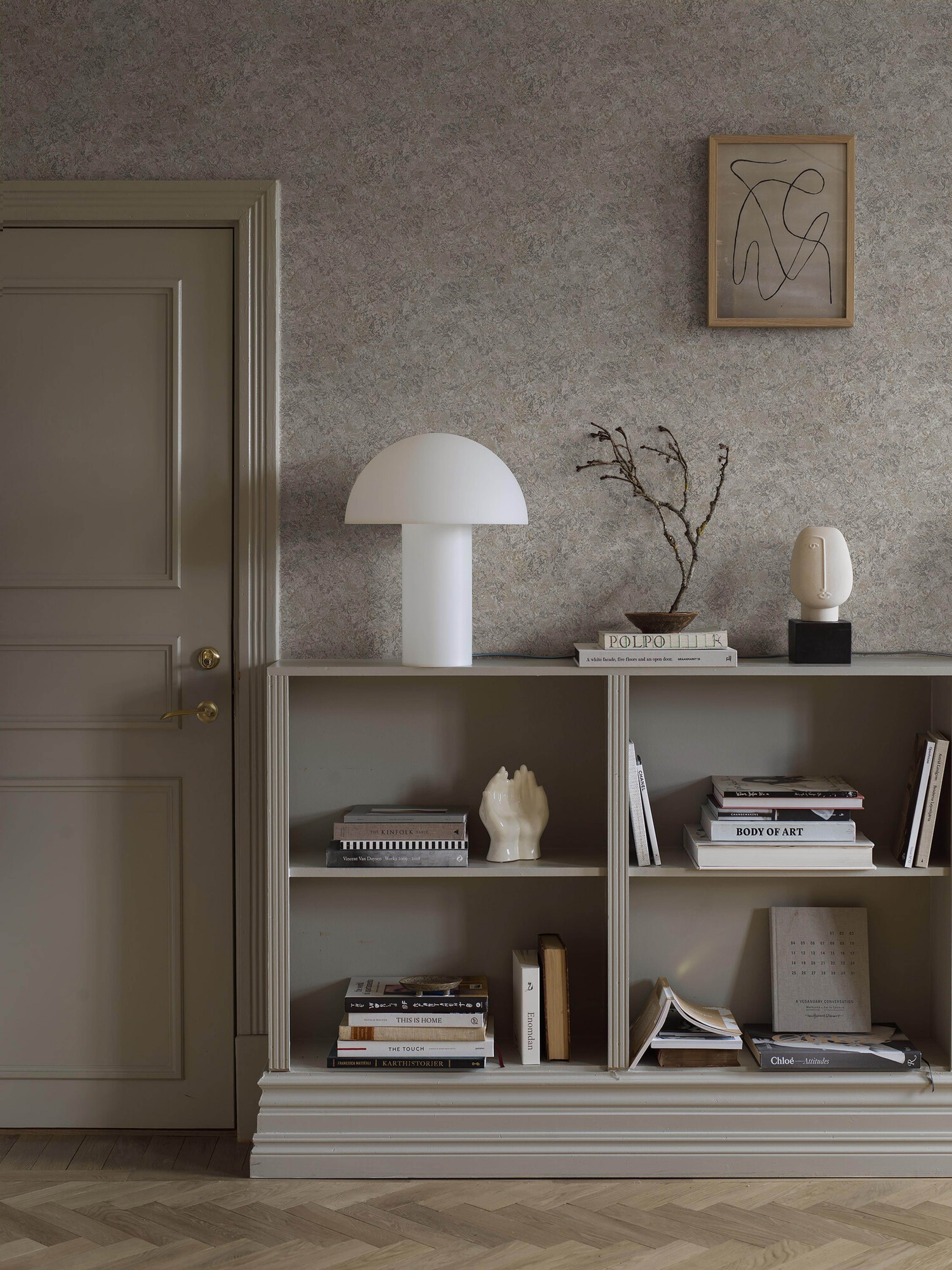 Travertine tapet med tegelsten mönster i grön. Från kollektionen Treasured. Nonwoven-material med förskjuten passning. Passar i kök, hall och arbetsrum.