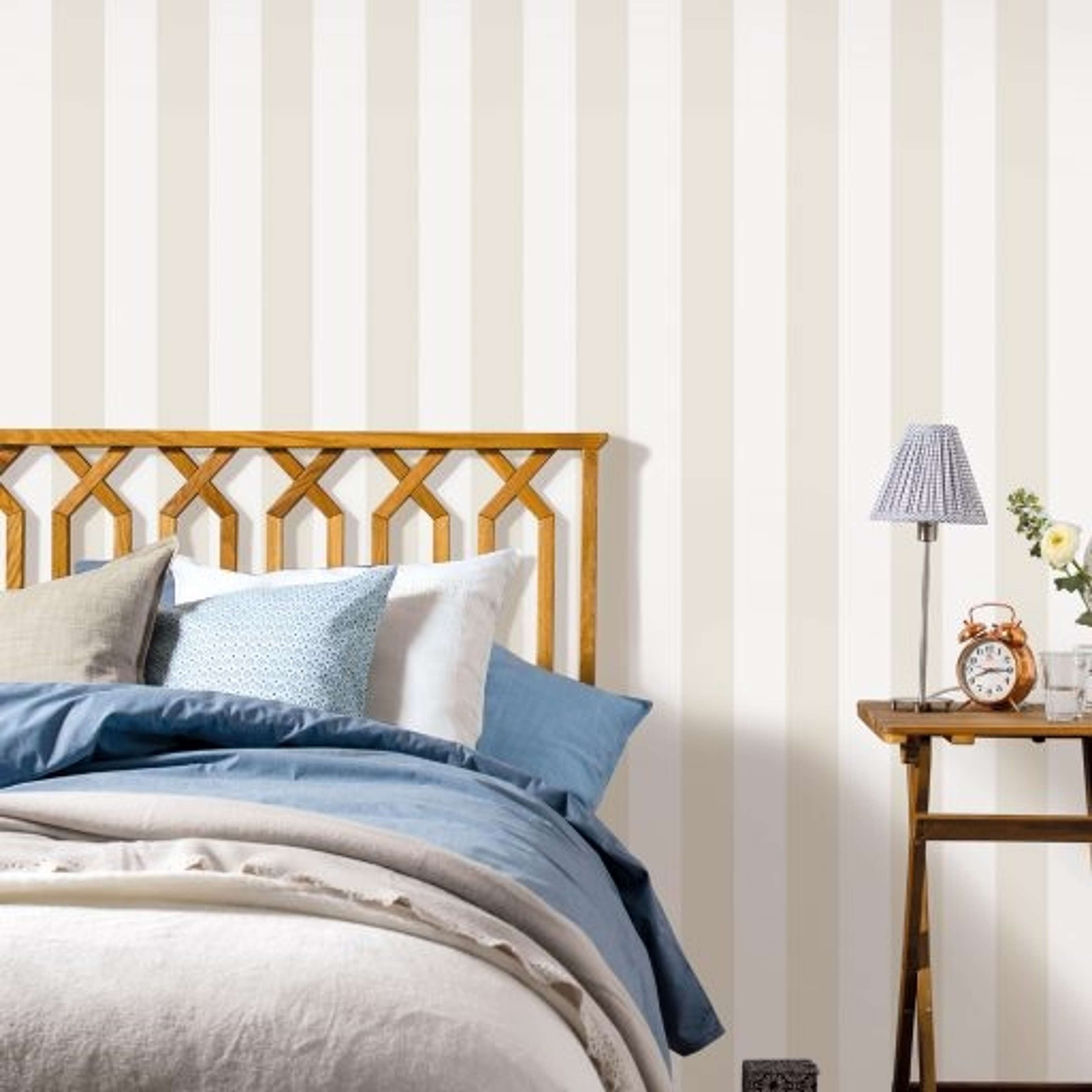 Aveny, beige tapet från duro med randigt mönster i vit och beige. Från kollektionen Rand & Kulör. Nonwoven-material. City-stil.