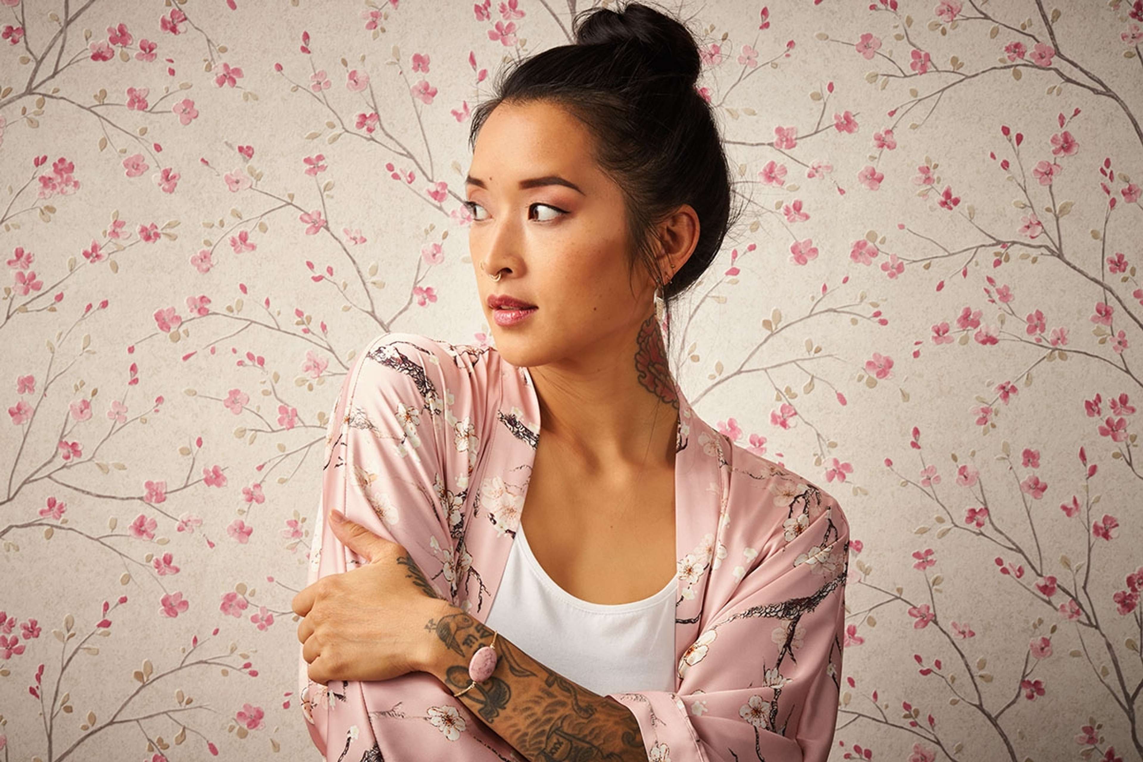 Mio - Tokio strukturtapet i vit och rosa tapet med blommigt mönster i vit. Från kollektionen metropolitan stories 2. Nonwoven-material med förskjuten passning. Passar i vardagsrum och matsal.