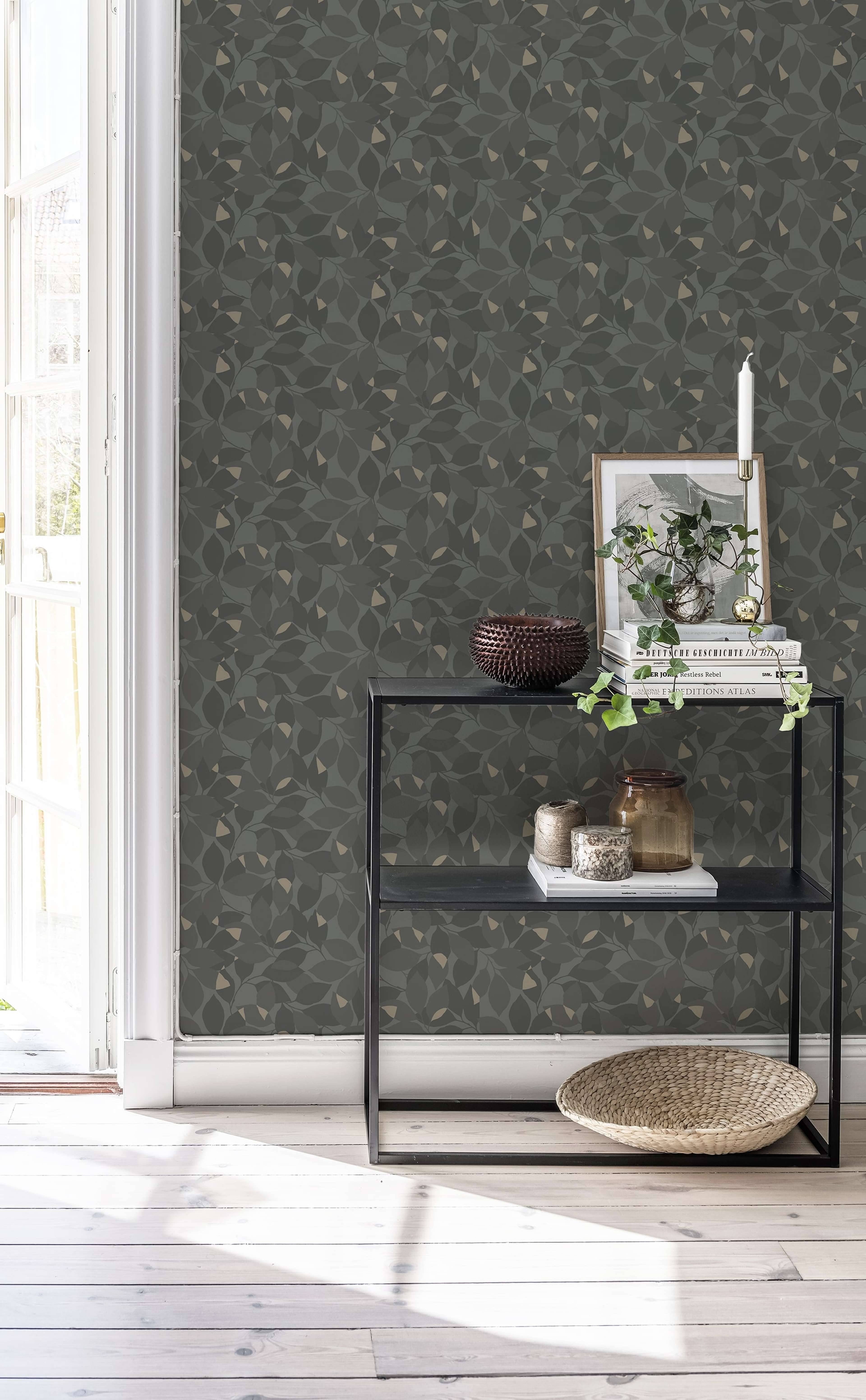 Augusti, svart tapet med botaniskt mönster i svart. Från kollektionen Blommor & Blad. Nonwoven-material med rak passning.