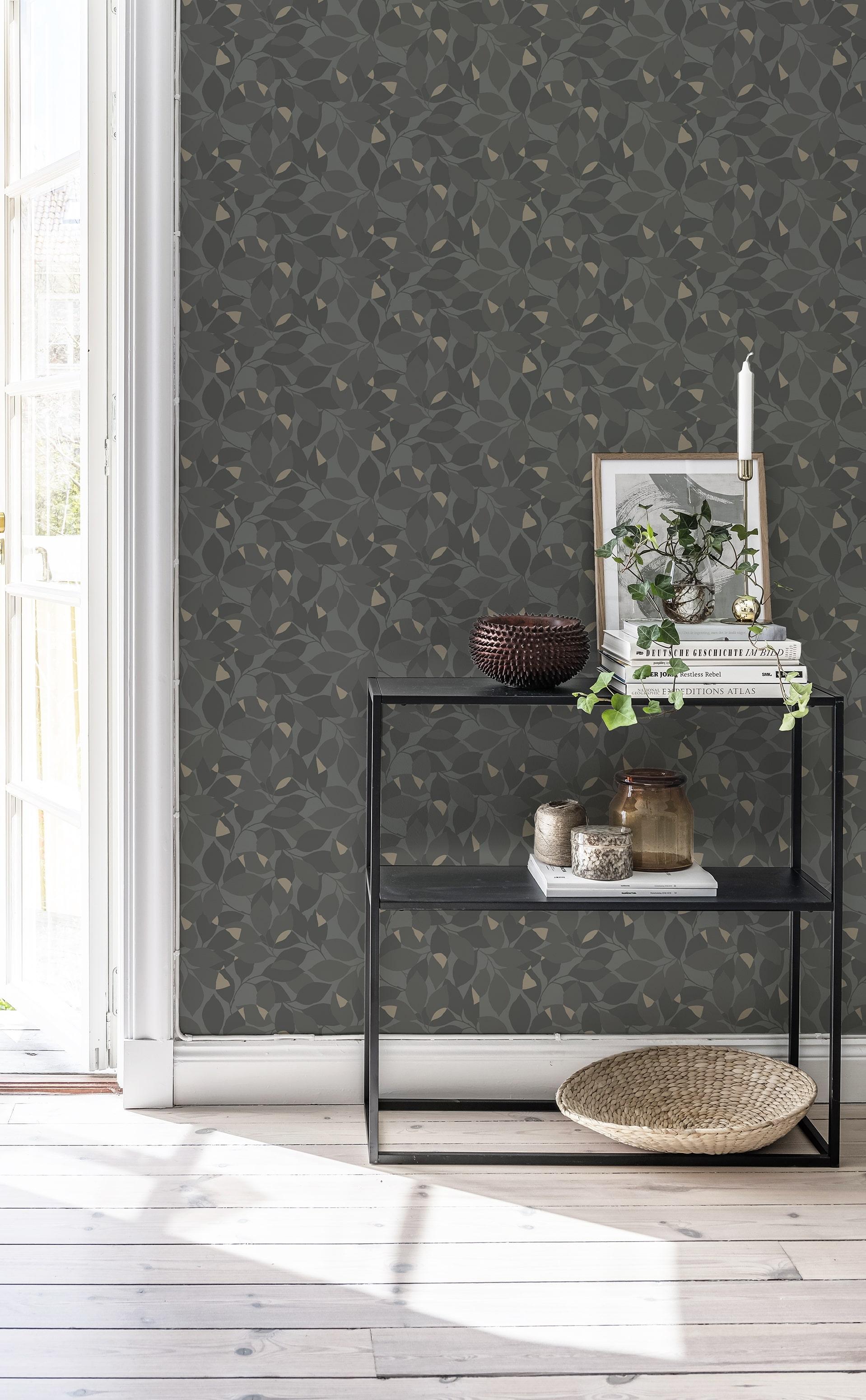 Augusti, svart tapet med botaniskt mönster i svart. Från kollektionen Blommor & Blad. Nonwoven-material med rak passning.