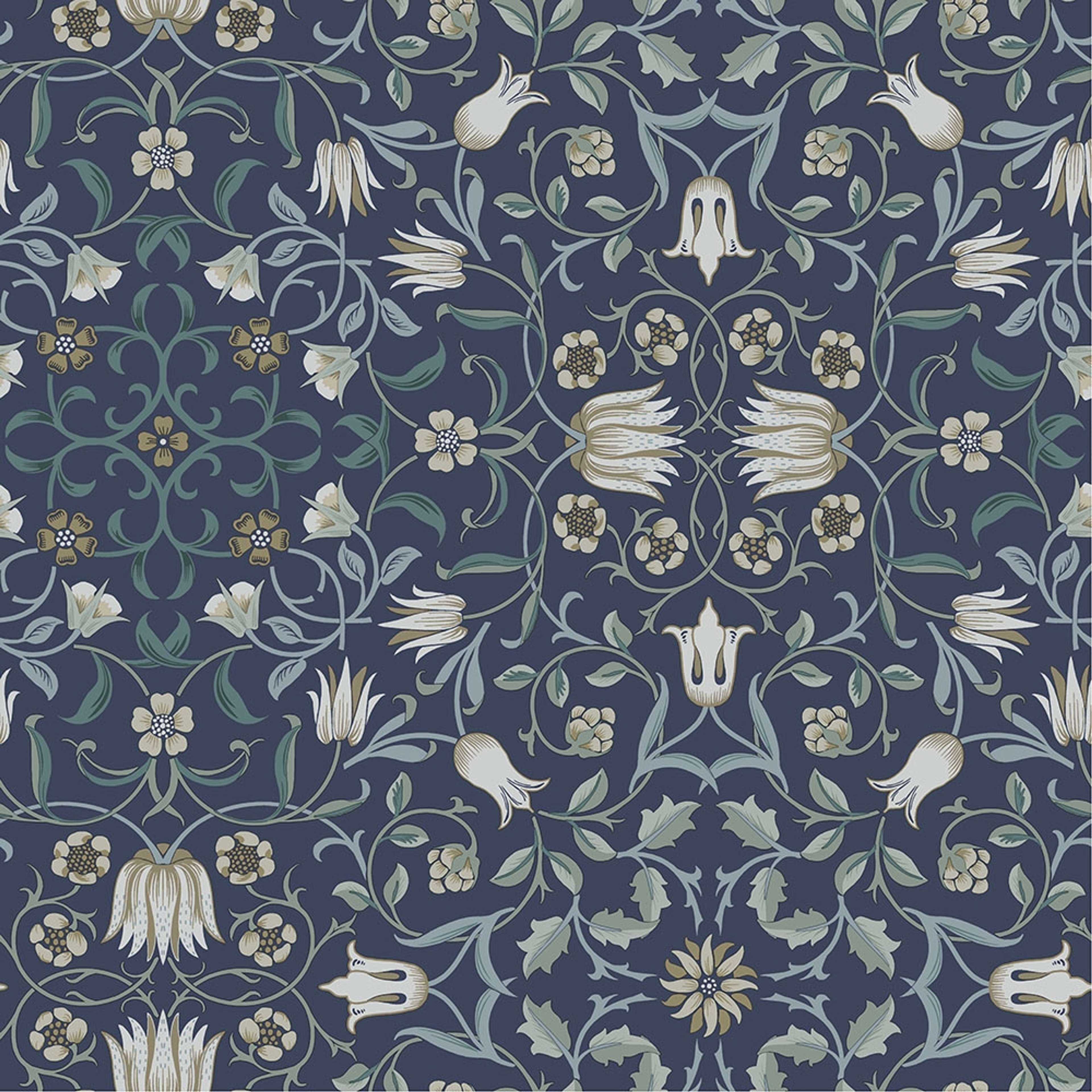 No 1 Holland Park, blå tapet tapet från Midbec med botaniskt, blommigt mönster i blå. Från kollektionen Hidden Treasures vol 1. Nonwoven-material med rak passning.