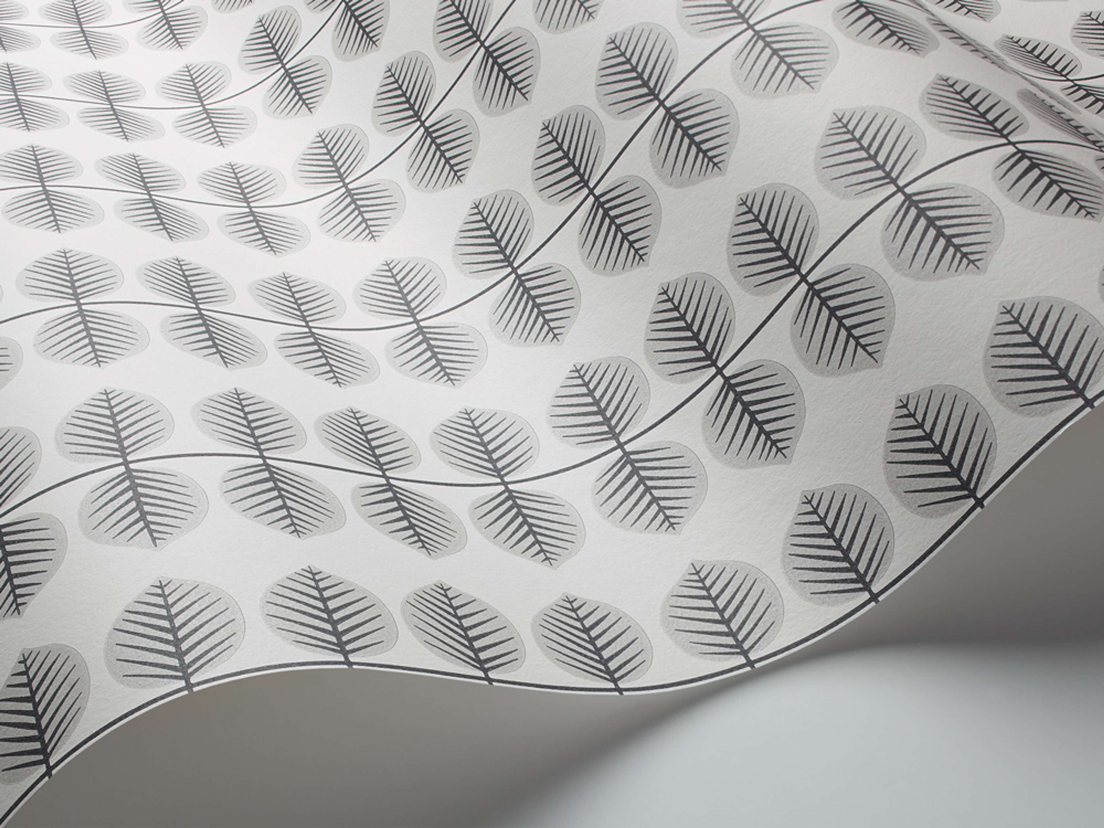 Berså, grå tapet från Boråstapeter med grafiskt, retro mönster i vit och grå. Från kollektionen Scandinavian Designers II. Nonwoven-material med rak passning. Vintage-stil.