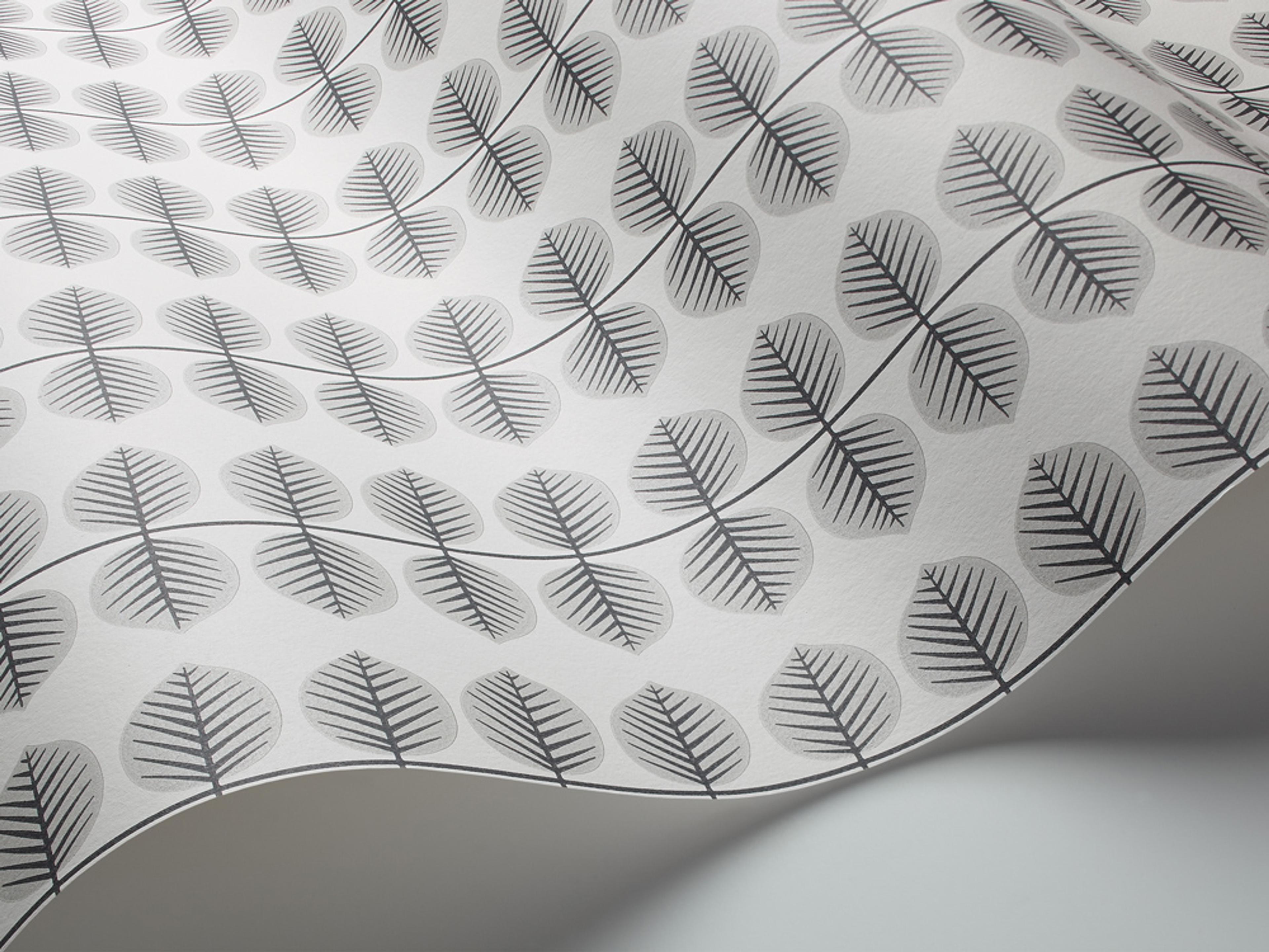 Berså, grå tapet från Boråstapeter med grafiskt, retro mönster i vit och grå. Från kollektionen Scandinavian Designers II. Nonwoven-material med rak passning. Vintage-stil.