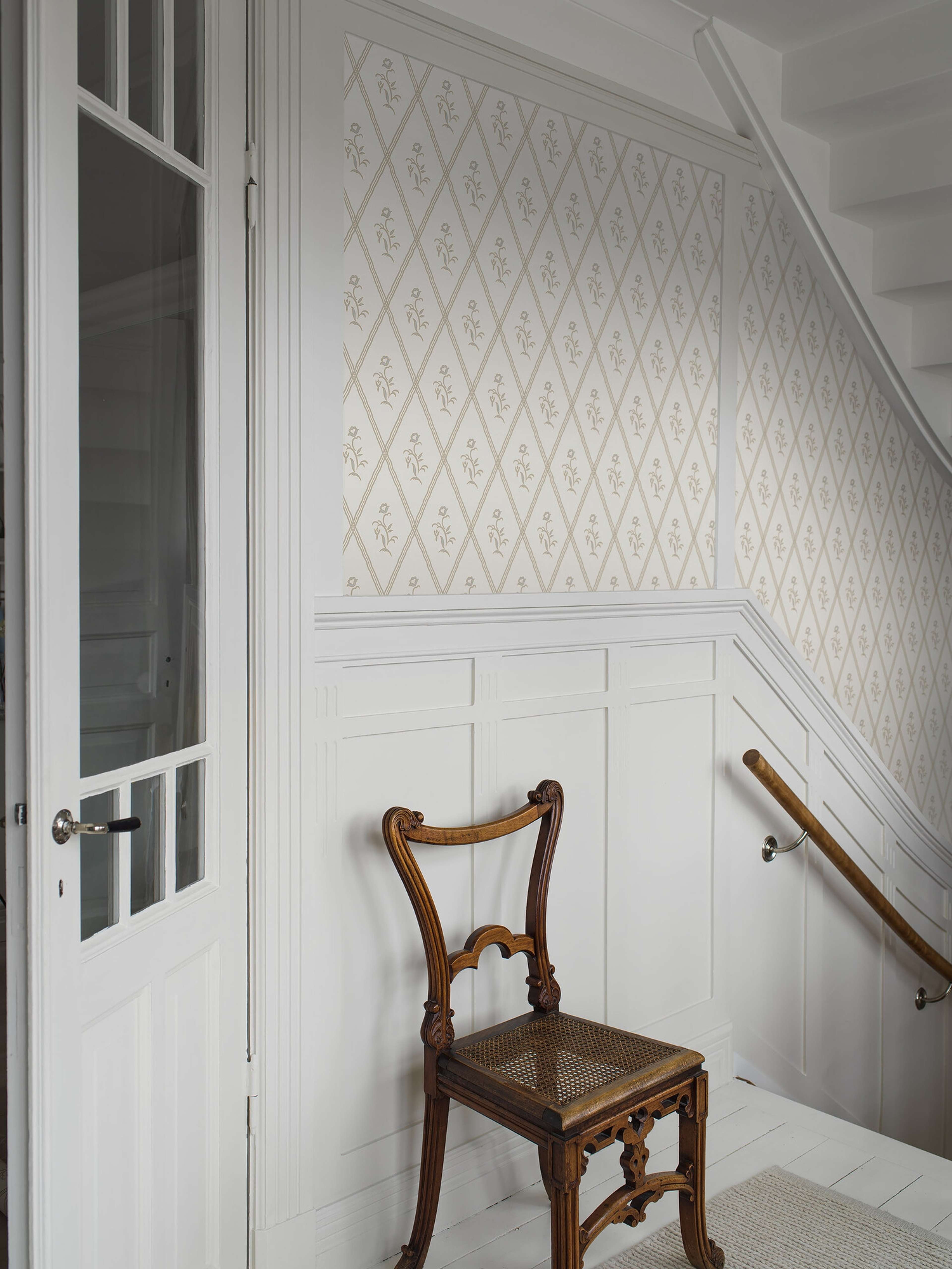 Signe cream tapet tapet med blommigt, trellis mönster i cream. Från kollektionen Swedish Grace. Nonwoven-material med rak passning. Passar i hall.