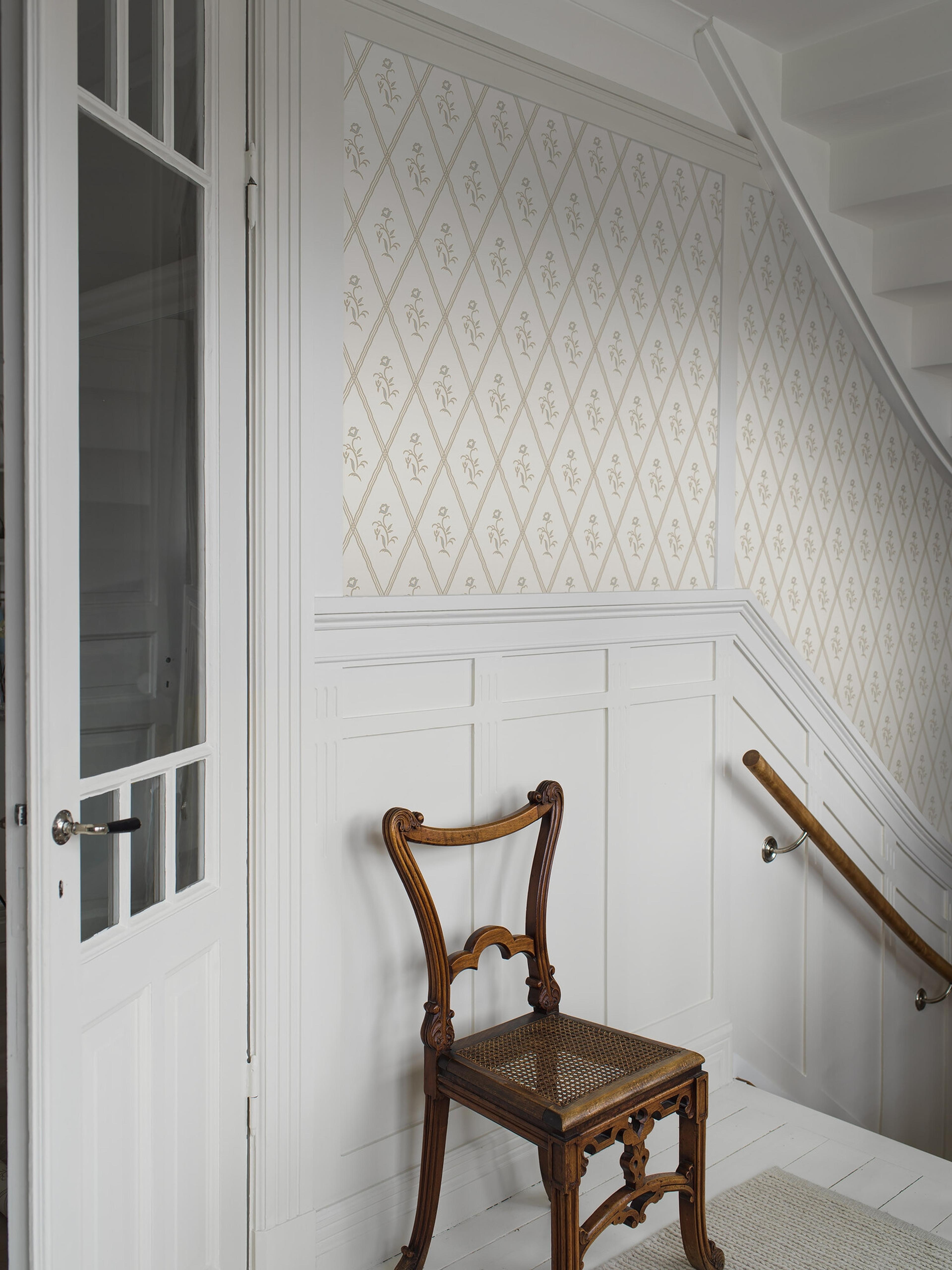 Signe cream tapet tapet med blommigt, trellis mönster i cream. Från kollektionen Swedish Grace. Nonwoven-material med rak passning. Passar i hall.