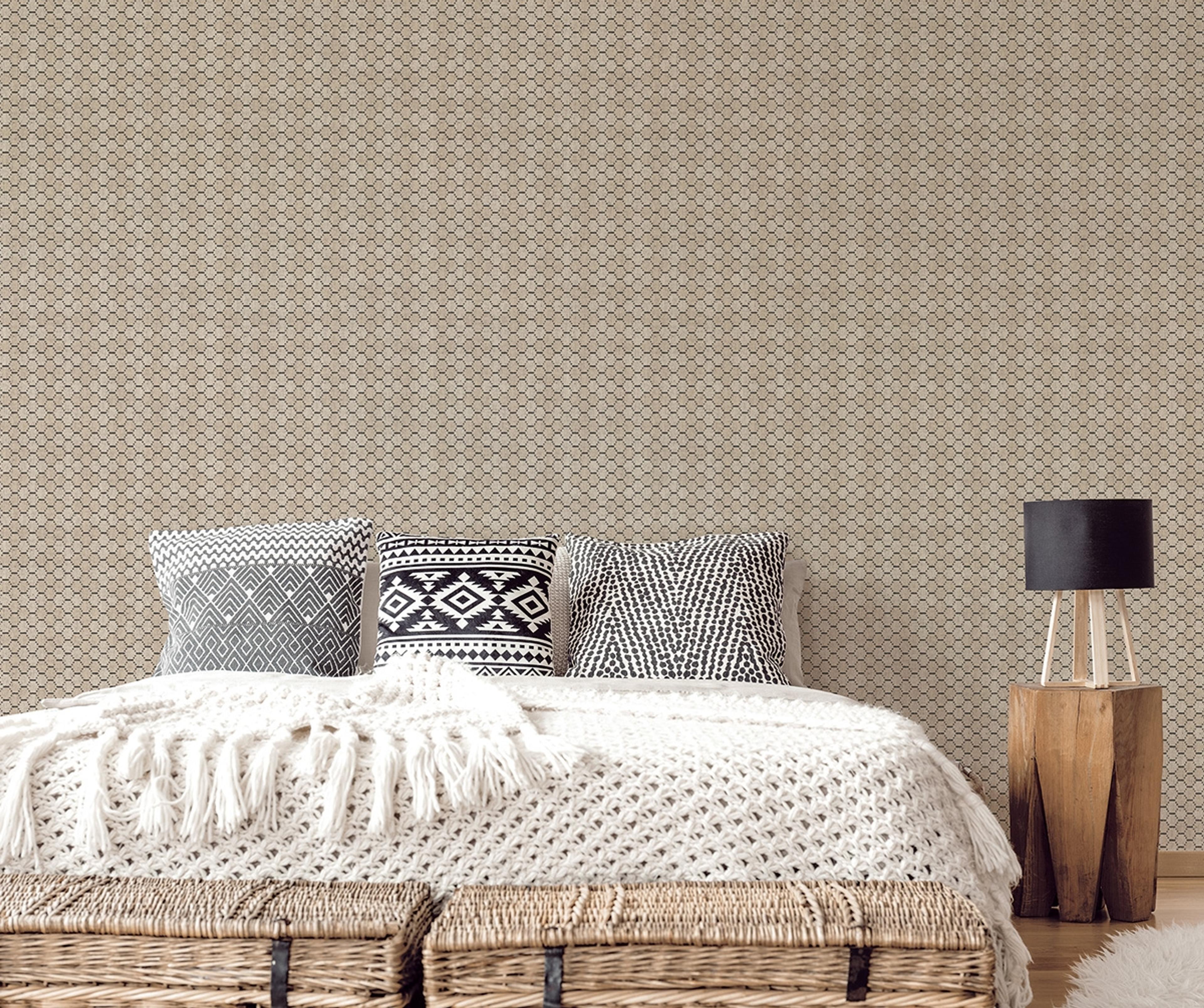 Boho Beehive tapet i brun tapet med grafiskt mönster i brun. Från kollektionen bazaar. Nonwoven-material med rak passning. Passar i vardagsrum och matsal.