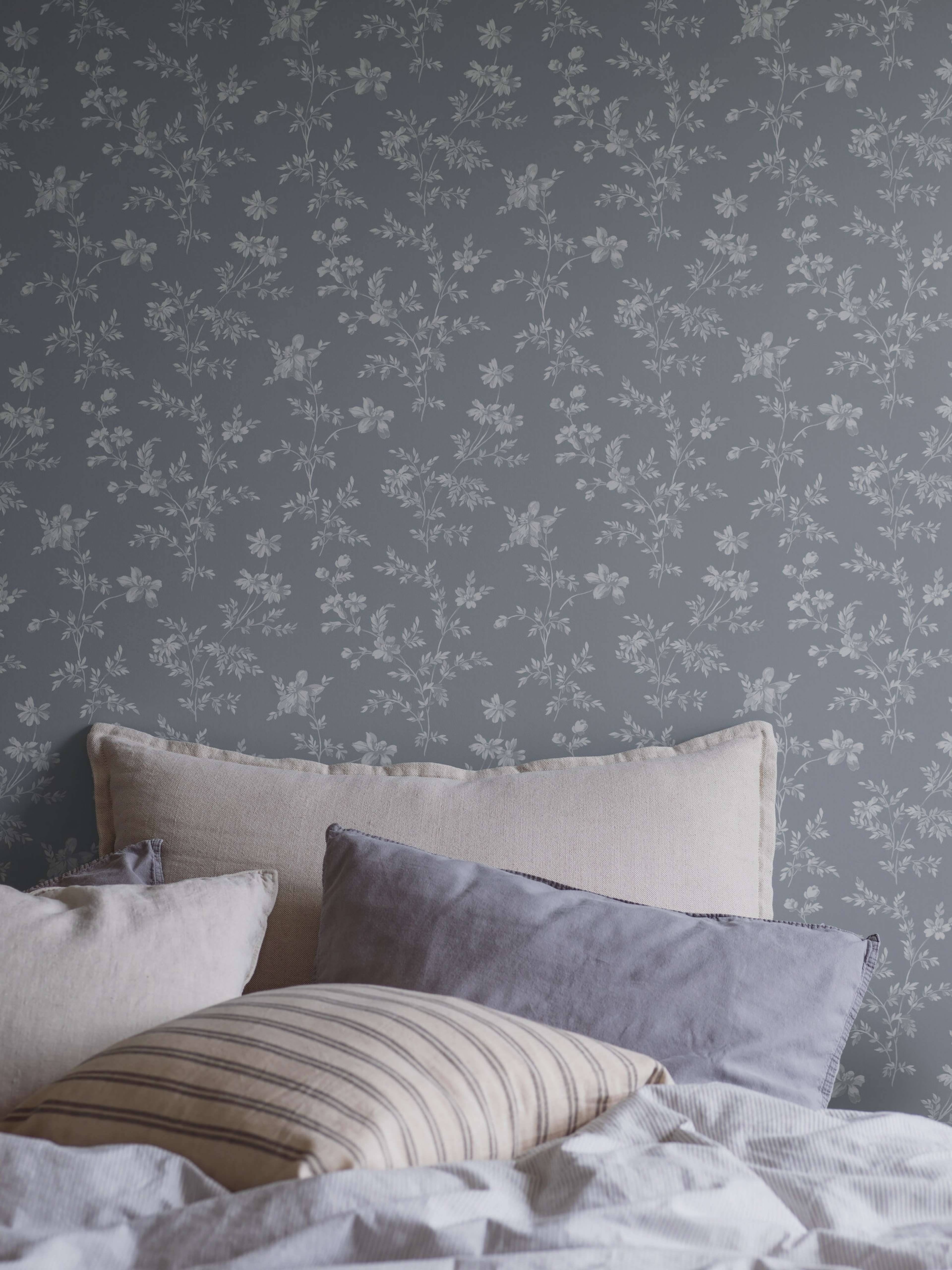 Ängsblomma tapet med blommigt mönster i vit och blå. Från kollektionen timeless traditions. Nonwoven-material med rak passning. Country, city-stil.