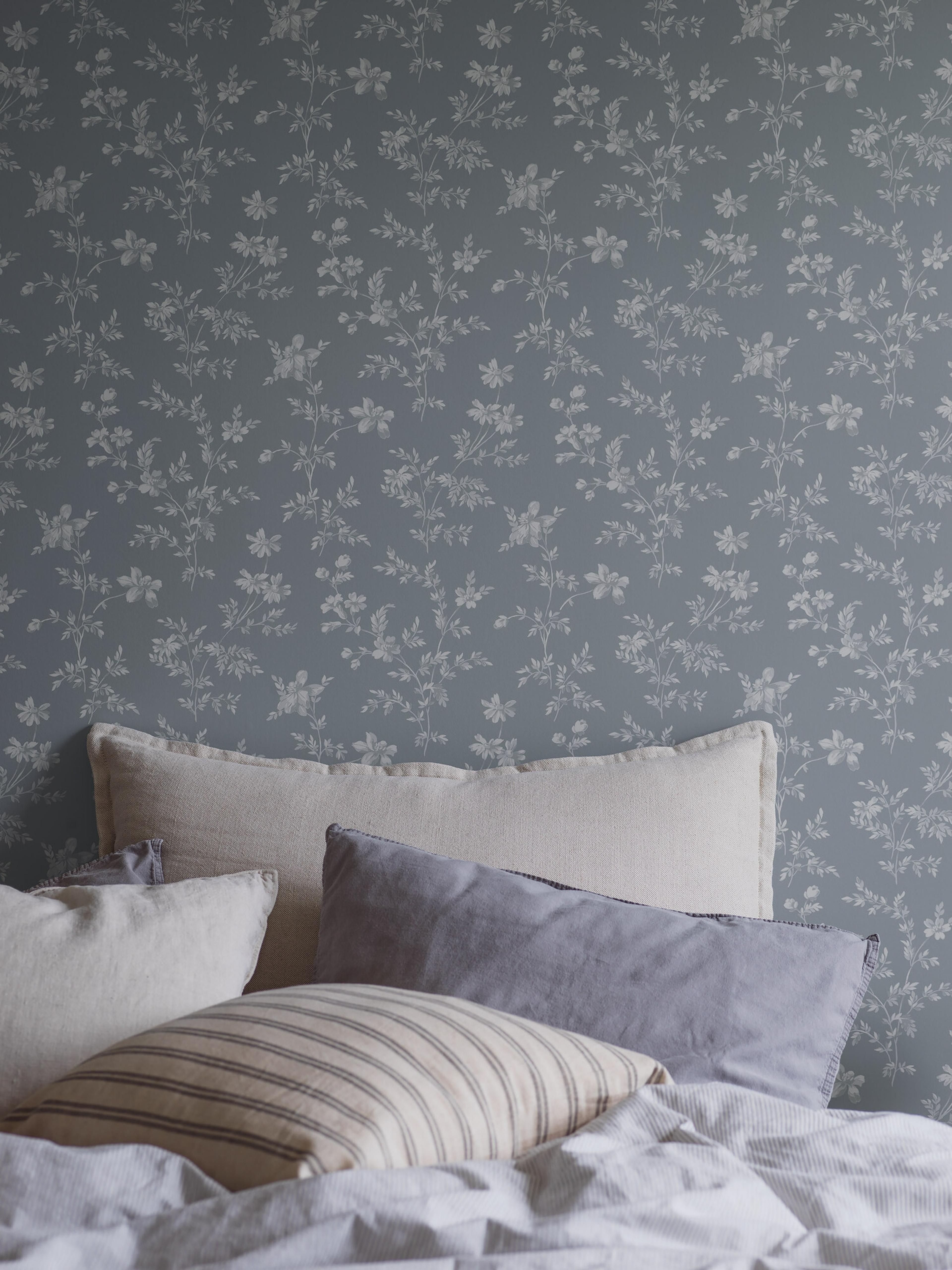Ängsblomma tapet med blommigt mönster i vit och blå. Från kollektionen timeless traditions. Nonwoven-material med rak passning. Country, city-stil.