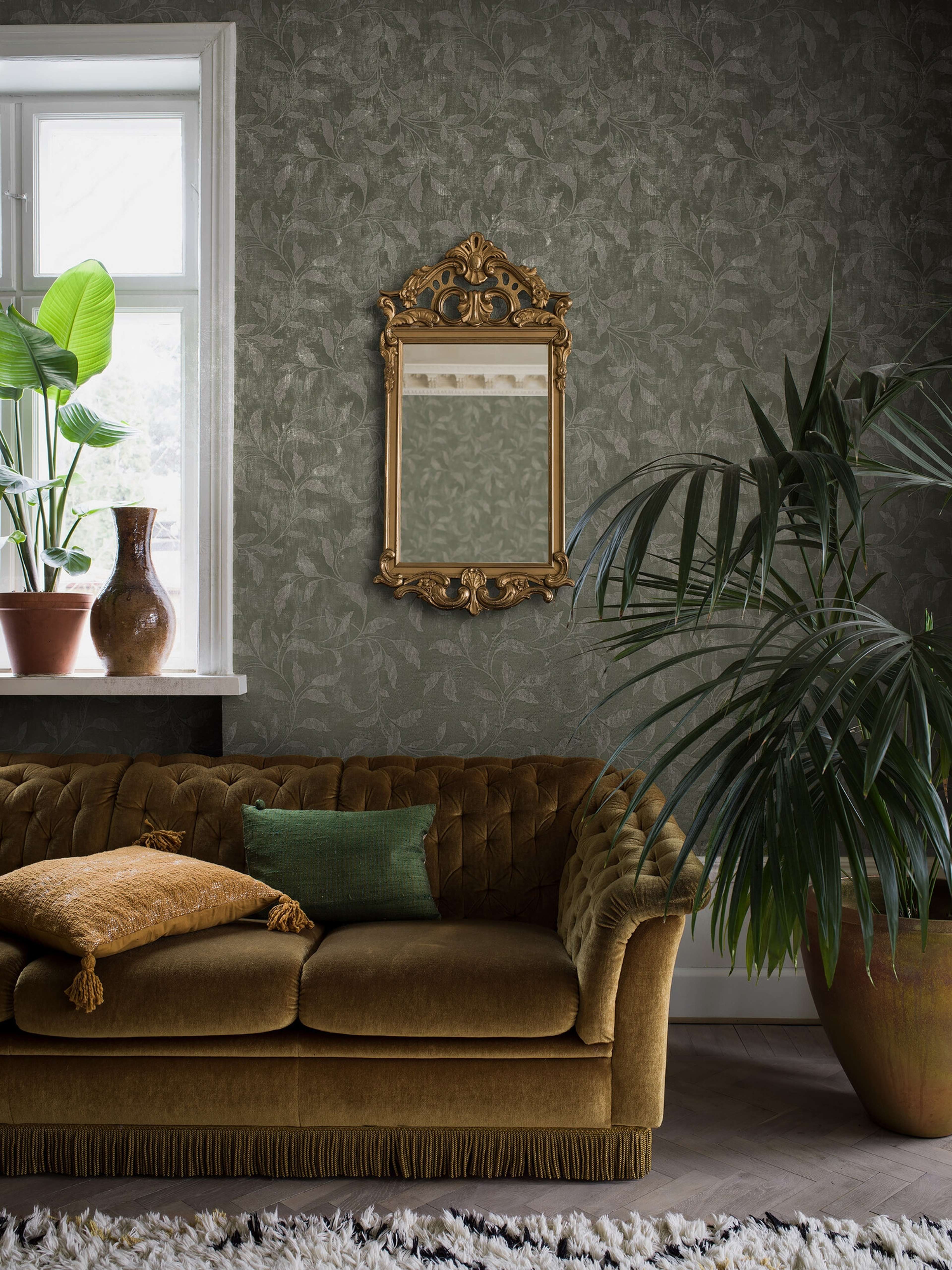 Rosewood Night tapet tapet med botaniskt mönster i grön. Från kollektionen Dreamy Escape. Nonwoven-material med rak passning. Passar i vardagsrum och matsal.