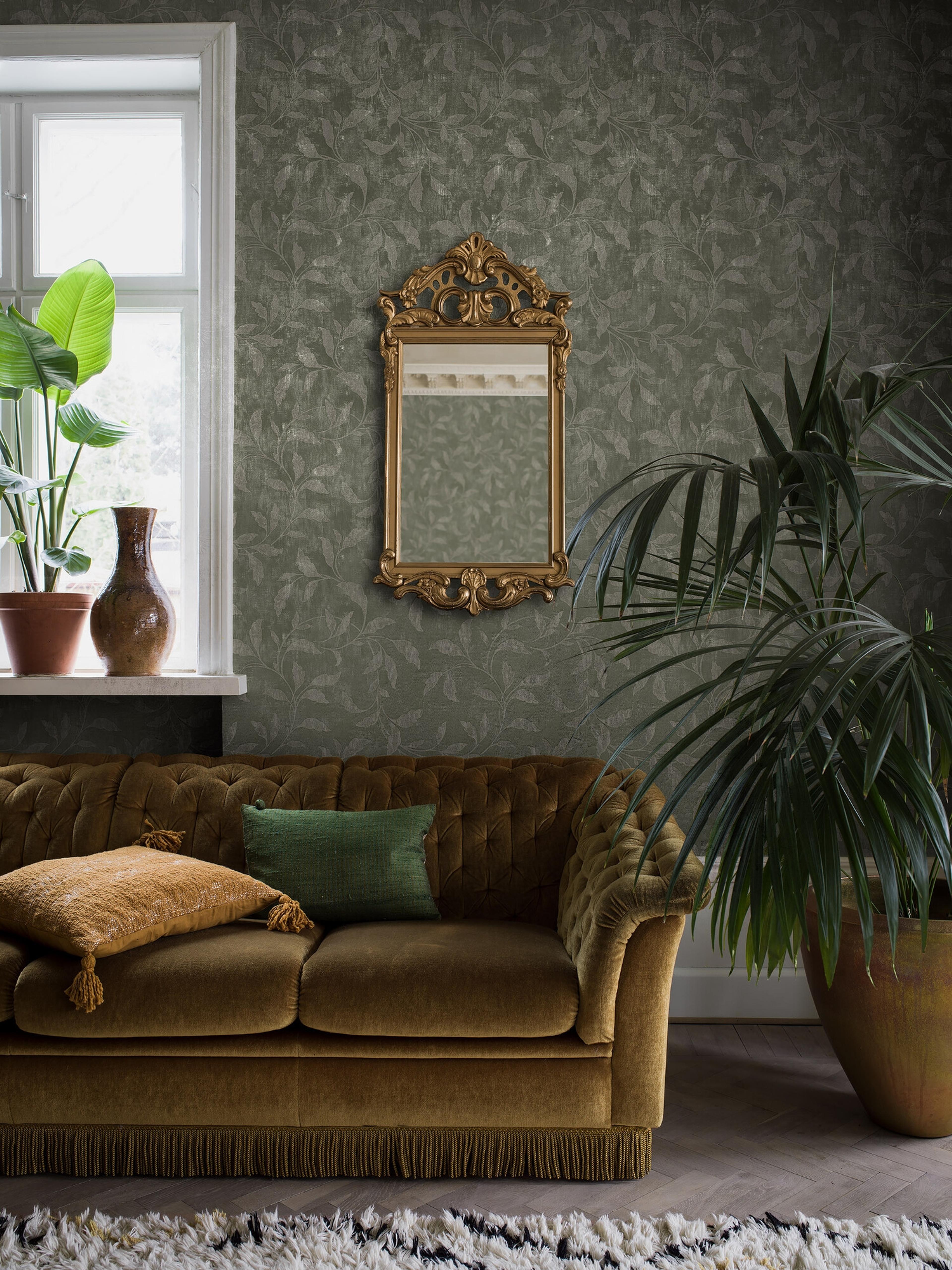 Rosewood Night tapet tapet med botaniskt mönster i grön. Från kollektionen Dreamy Escape. Nonwoven-material med rak passning. Passar i vardagsrum och matsal.