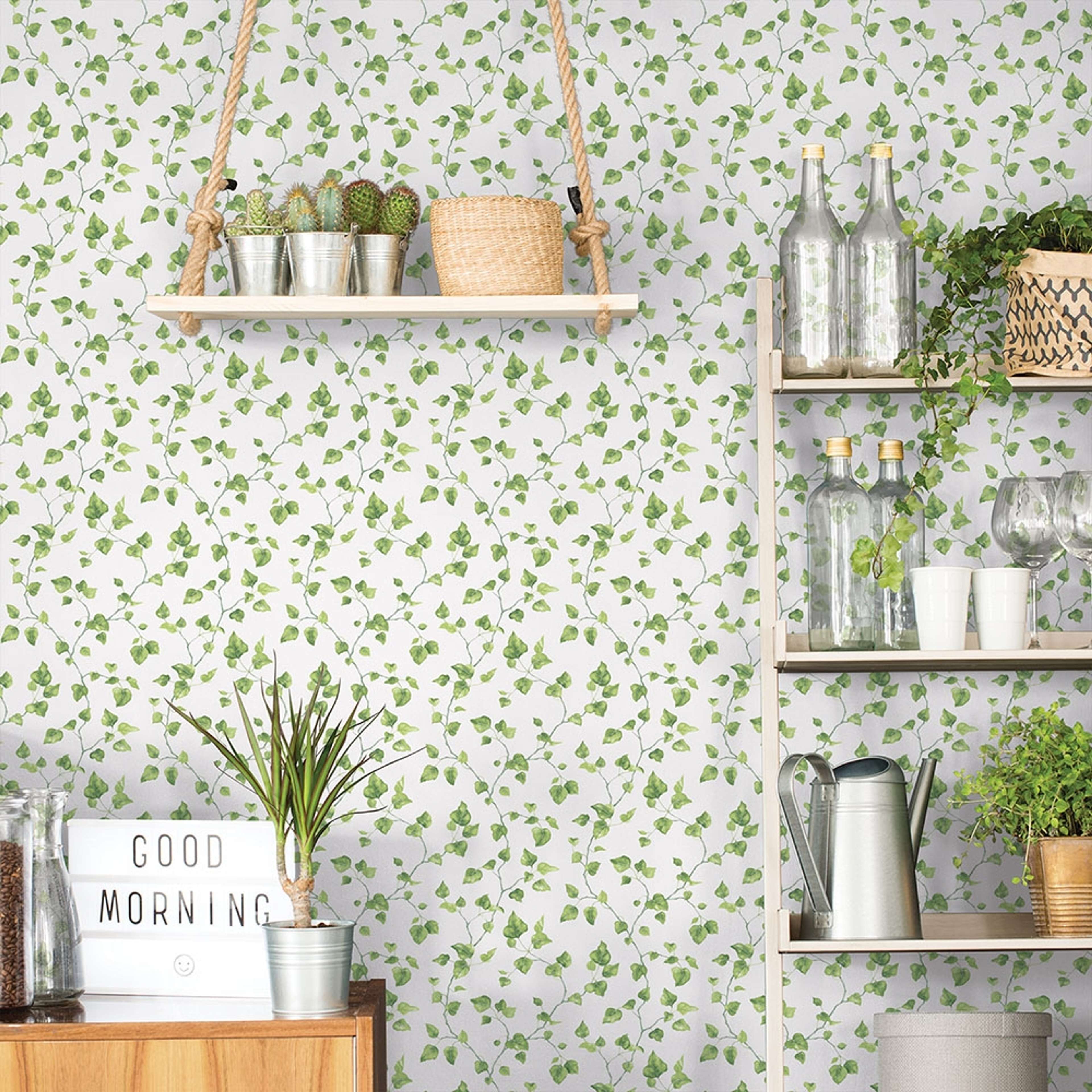 Just Ivy tapet med botaniskt mönster i vit och grön. Från kollektionen Just Kitchens. Nonwoven-material med rak passning.