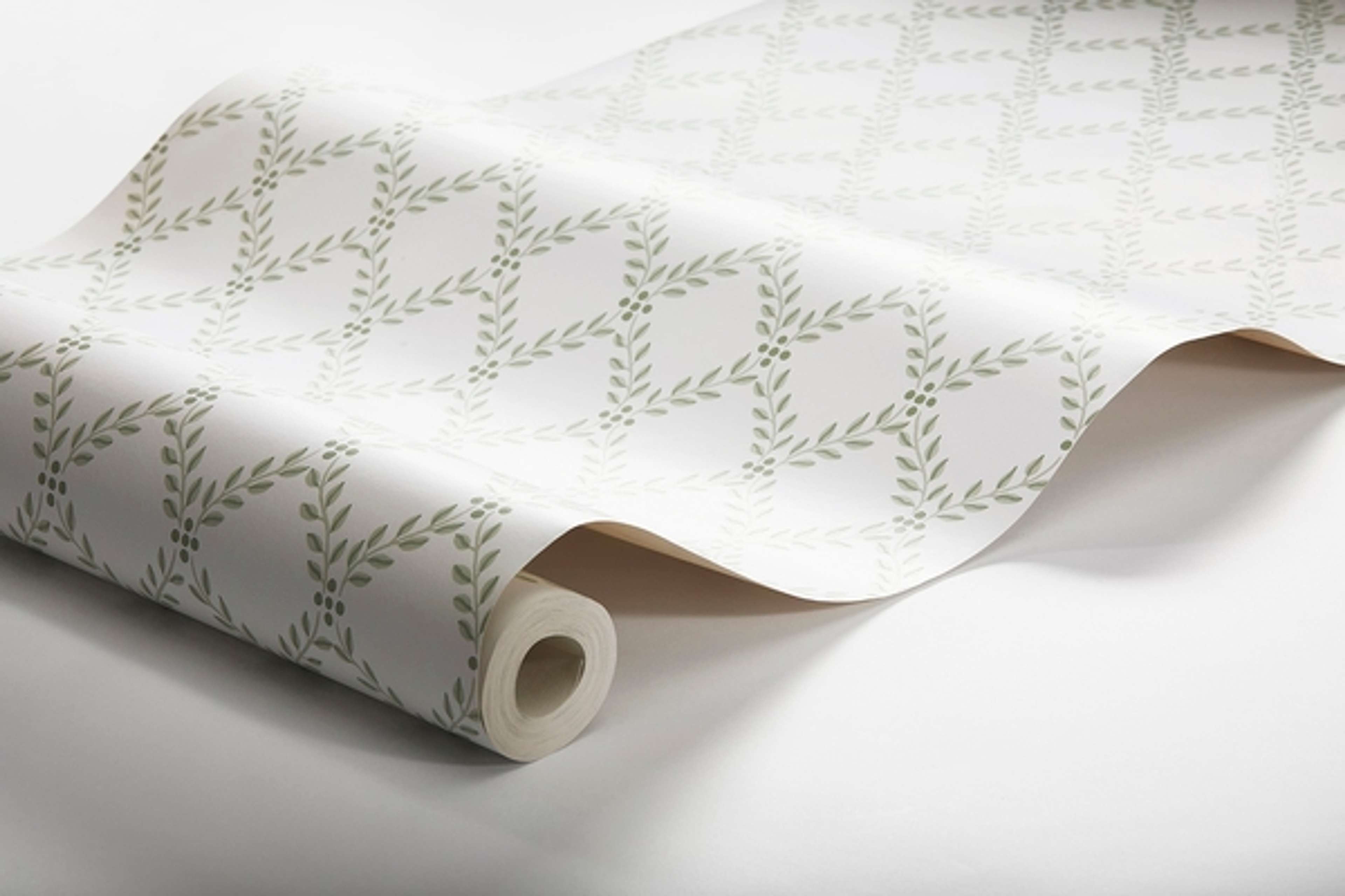Trellis Leaves, vit/grön tapet från Boråstapeter med rutigt, geometriskt, trellis mönster i grön. Från kollektionen Falsterbo III. Nonwoven-material med rak passning.