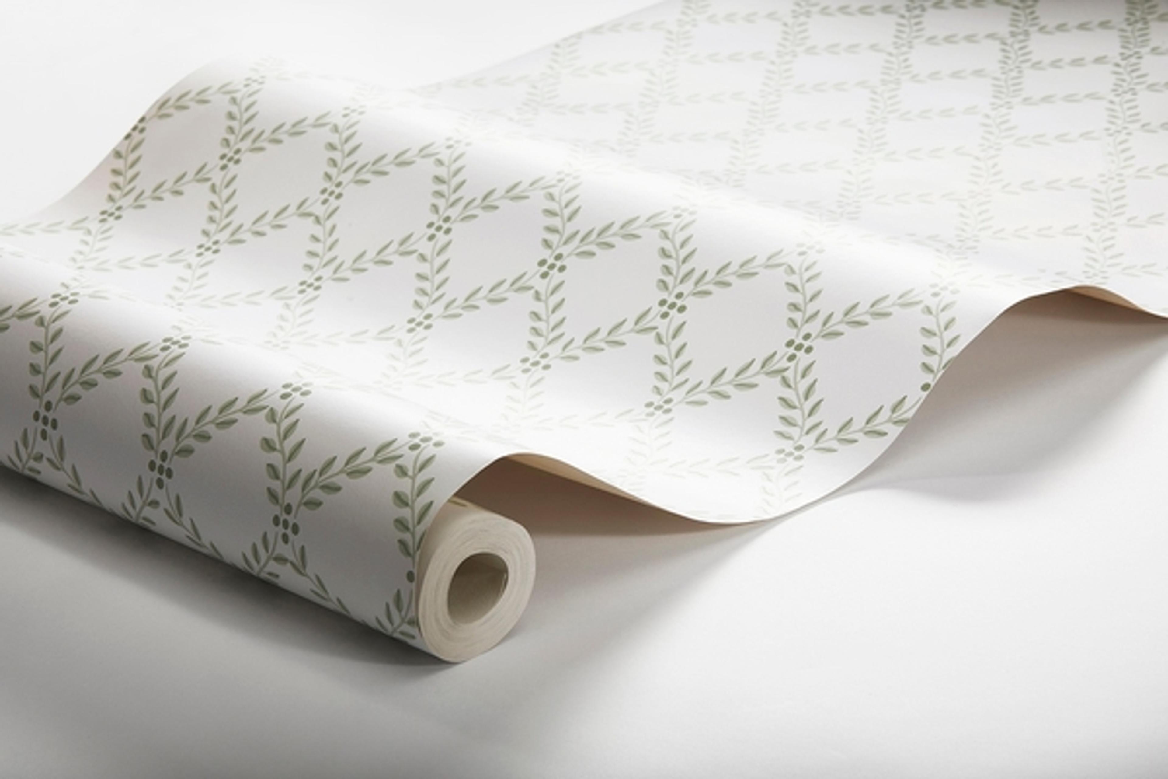 Trellis Leaves, vit/grön tapet från Boråstapeter med rutigt, geometriskt, trellis mönster i grön. Från kollektionen Falsterbo III. Nonwoven-material med rak passning.