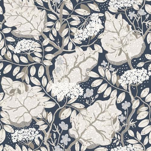 Ulla-Britt tapet med blommigt mönster i grå och blå. Från kollektionen Lina. Nonwoven-material med rak passning.