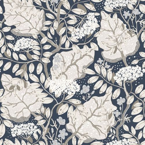 Ulla-Britt tapet med blommigt mönster i grå och blå. Från kollektionen Lina. Nonwoven-material med rak passning.