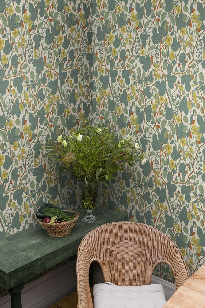 Ewald, blågrön tapet med botaniskt mönster i grön. Från kollektionen Lina 2. Nonwoven-material med rak passning. Country-stil.