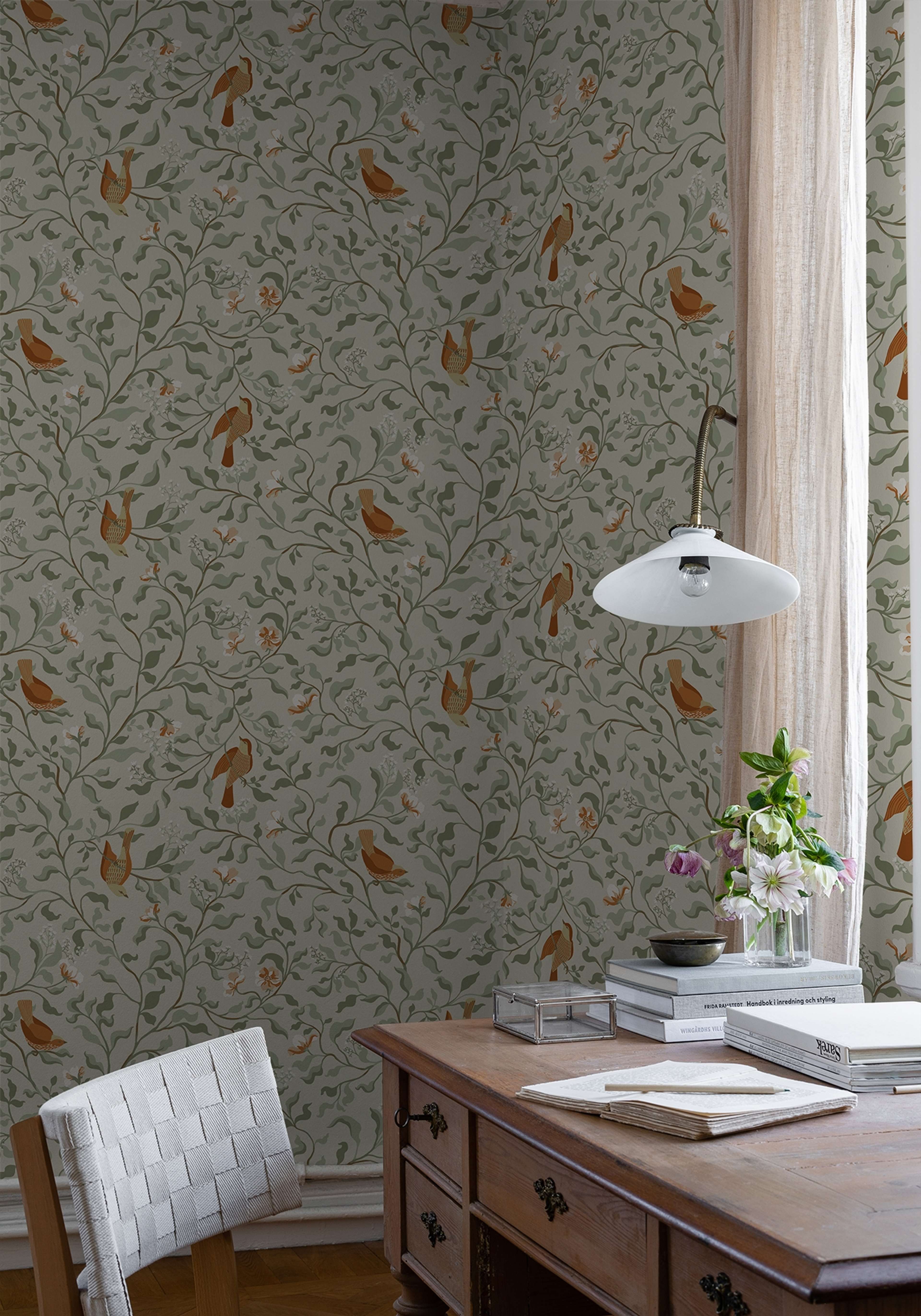Josefin Beige tapet med botaniskt mönster i beige. Från kollektionen Flora. Nonwoven-material med förskjuten passning.