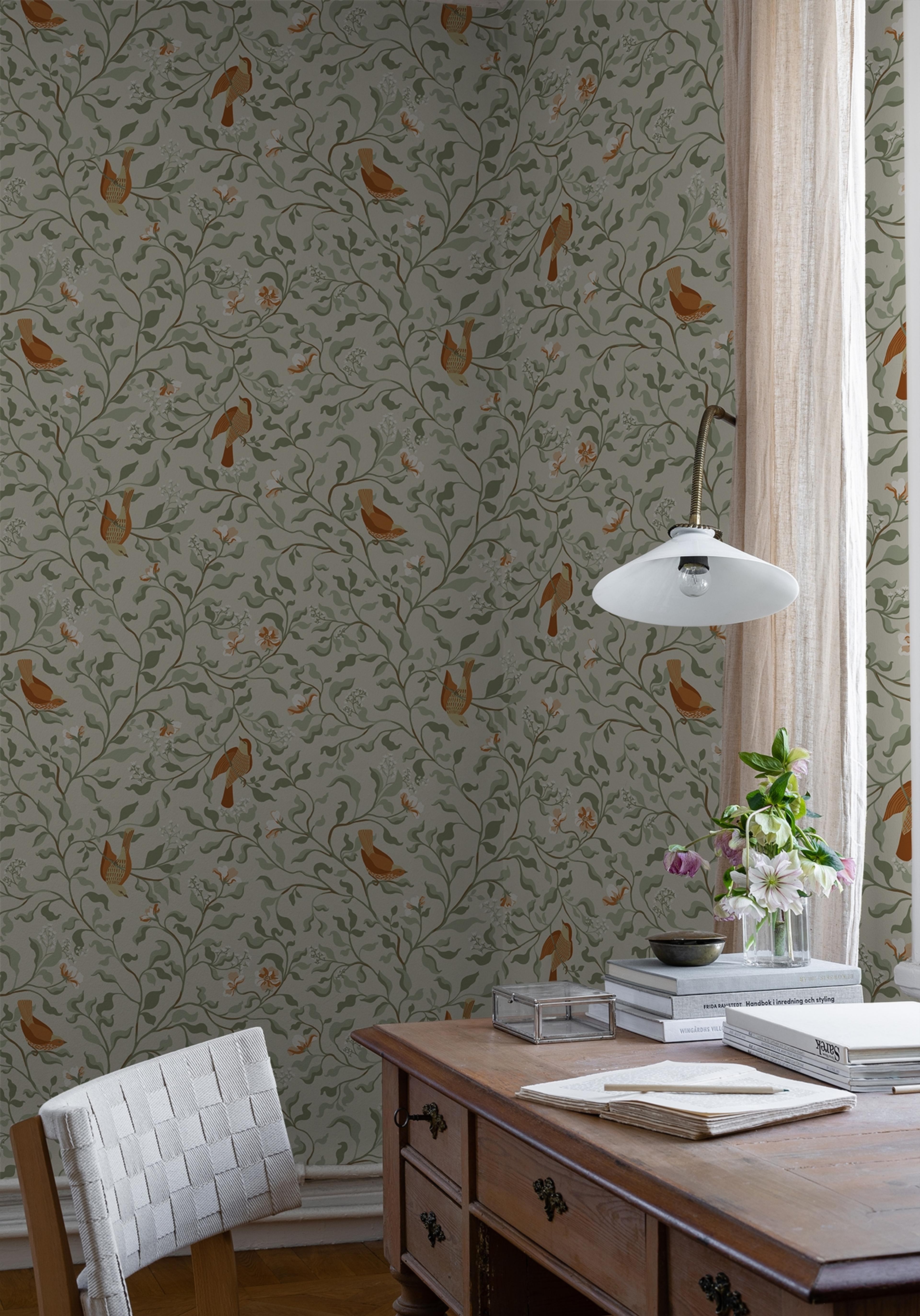Josefin Beige tapet med botaniskt mönster i beige. Från kollektionen Flora. Nonwoven-material med förskjuten passning.