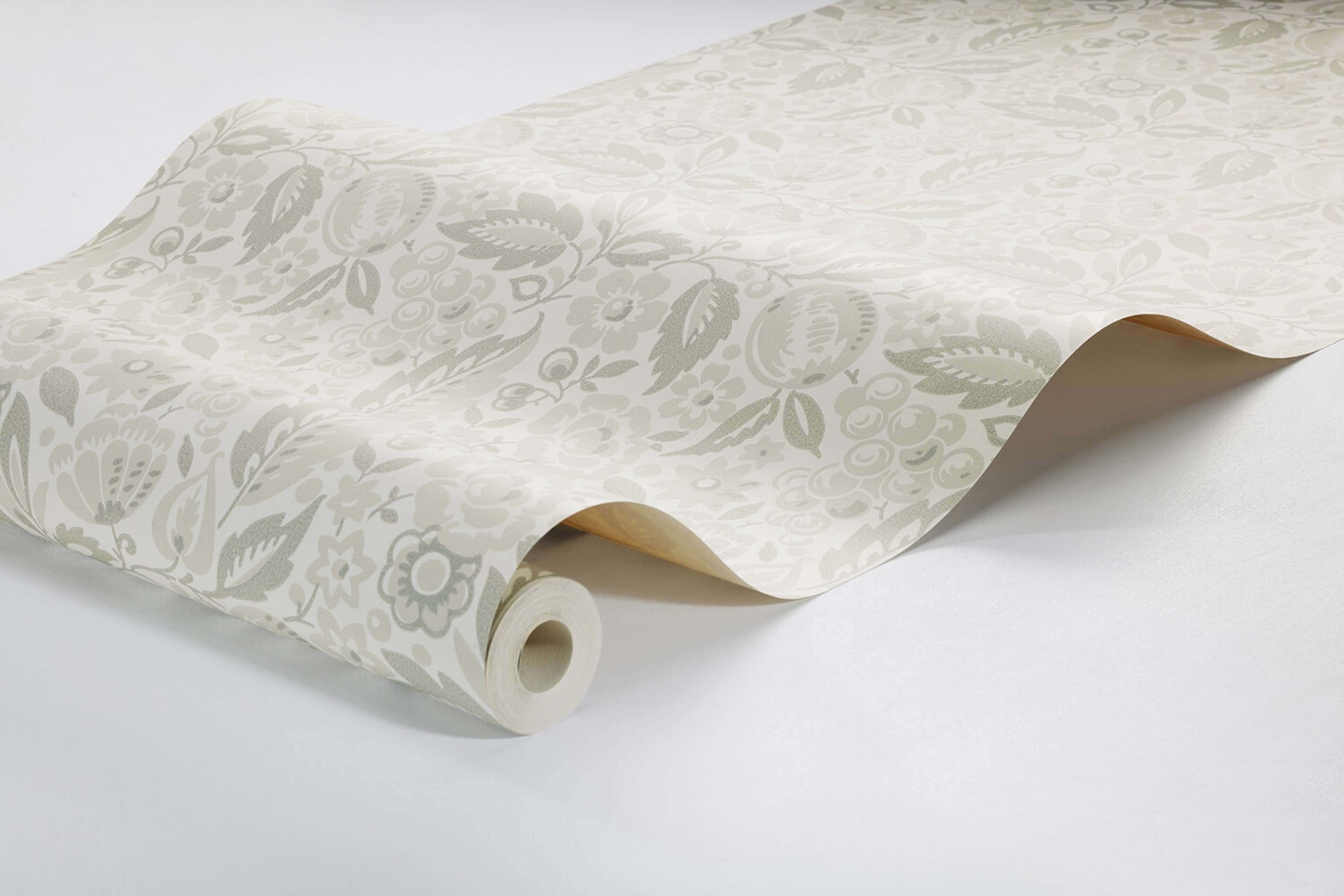 Elise tapet med botaniskt, blommigt mönster i beige. Från kollektionen New Heritage. Nonwoven-material med rak passning. Passar i matsal, kök och hall.