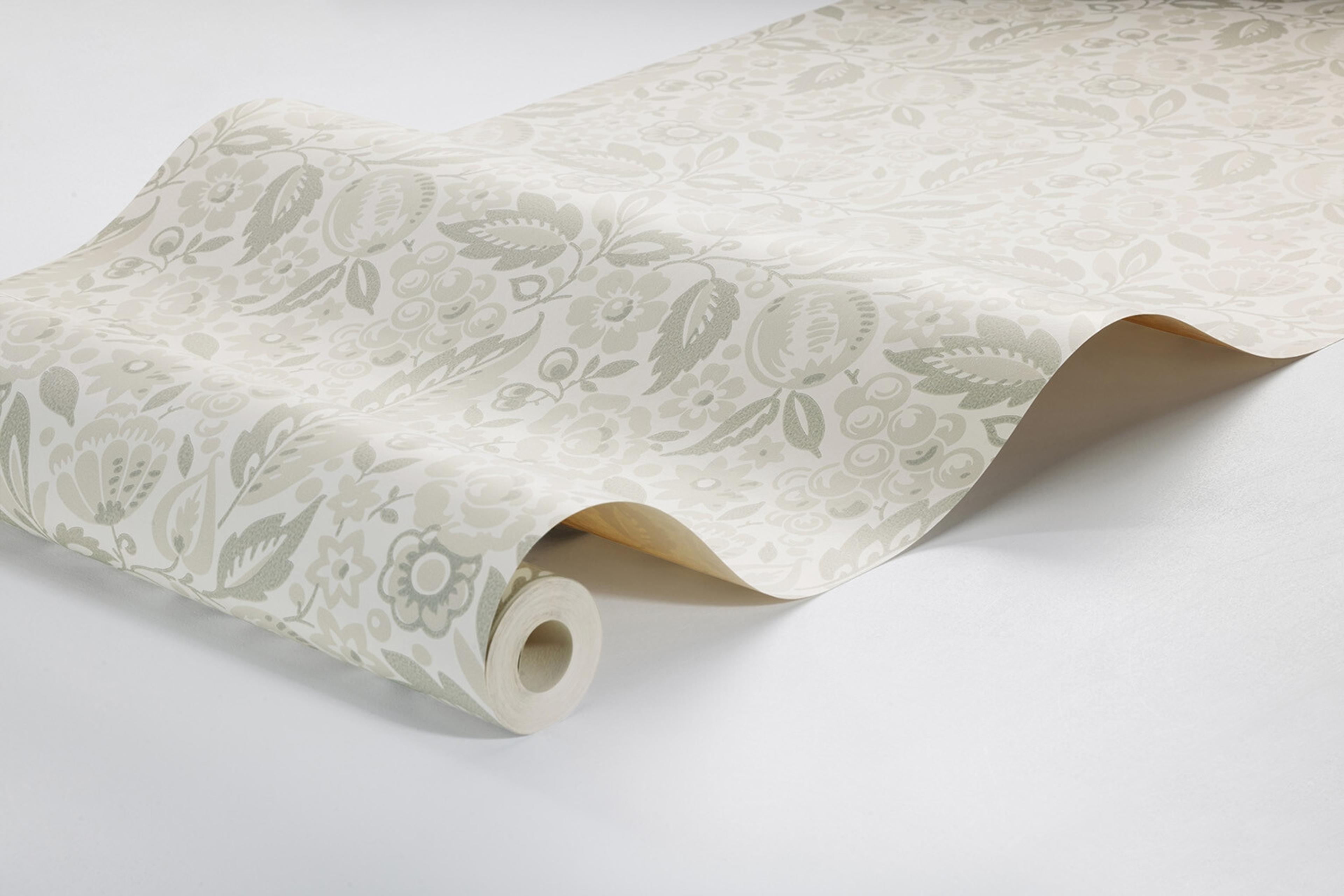 Elise tapet med botaniskt, blommigt mönster i beige. Från kollektionen New Heritage. Nonwoven-material med rak passning. Passar i matsal, kök och hall.