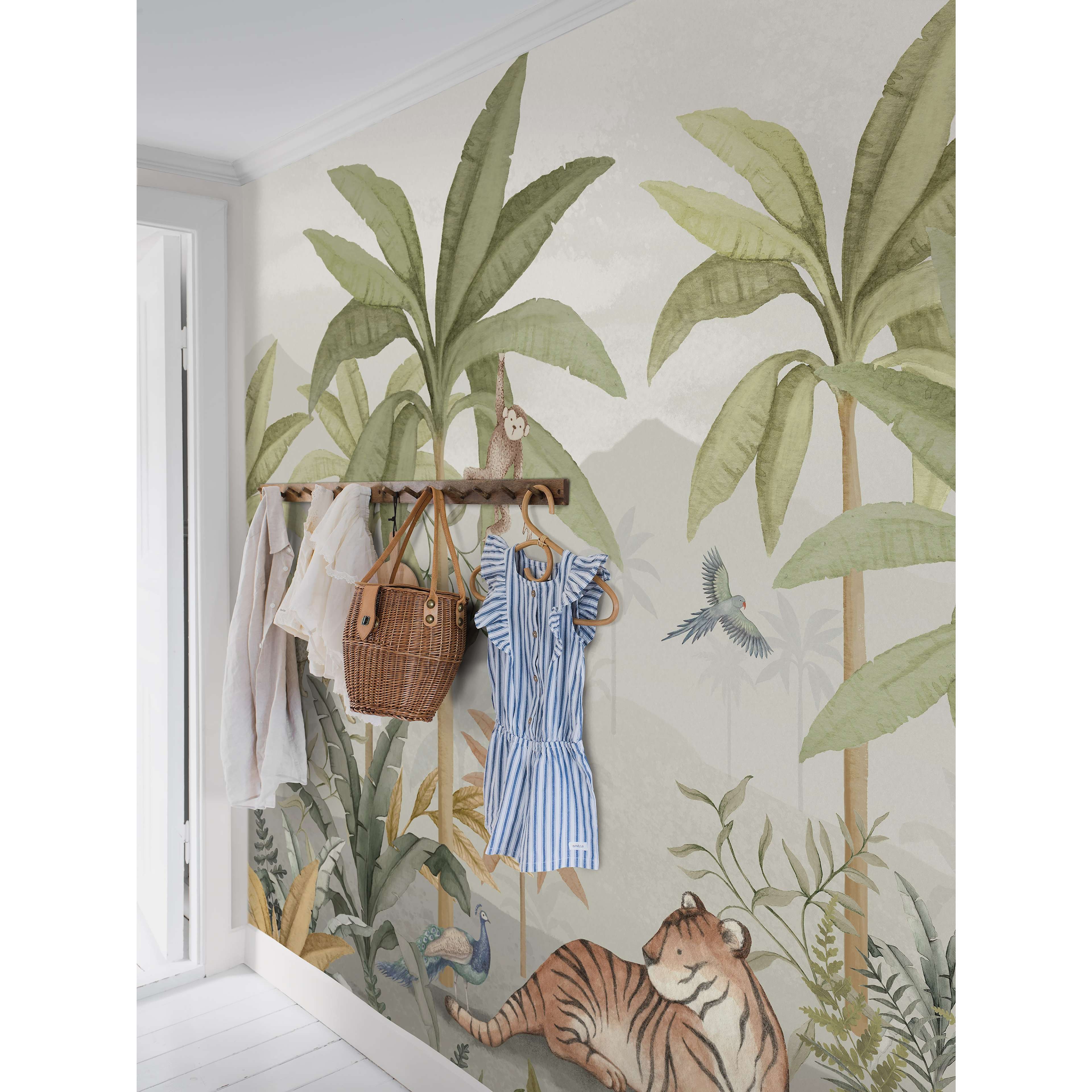 Wild Jungle Mural, tapet tapet med botaniskt mönster i grön. Från kollektionen Newbie II Wallpaper. Nonwoven-material med rak passning. Passar i barnrum.