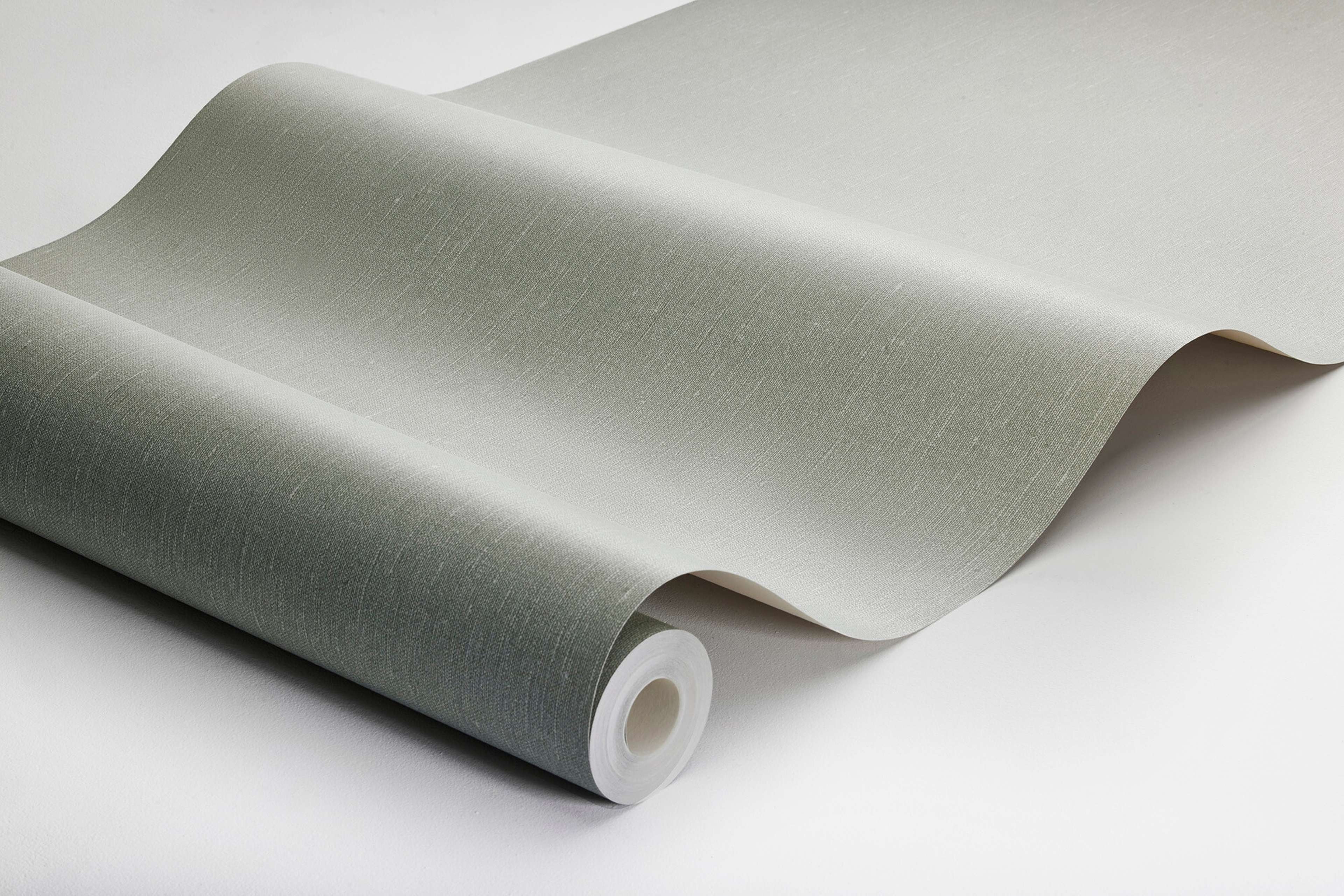 Bay Leaf tapet med enfargat, textilimitation mönster i grön. Från kollektionen Linen. Nonwoven-material. Passar i vardagsrum och matsal.