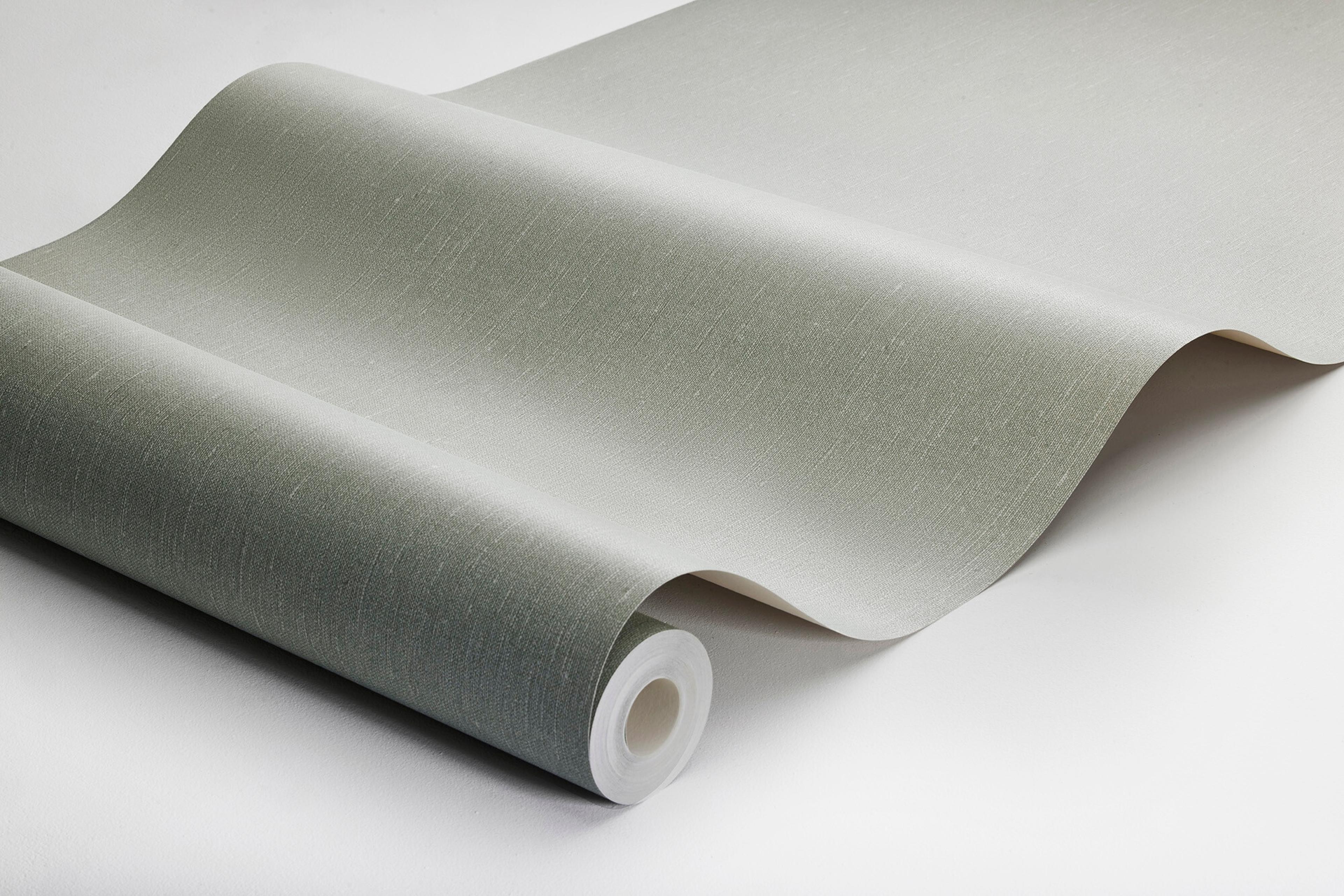 Bay Leaf tapet med enfargat, textilimitation mönster i grön. Från kollektionen Linen. Nonwoven-material. Passar i vardagsrum och matsal.
