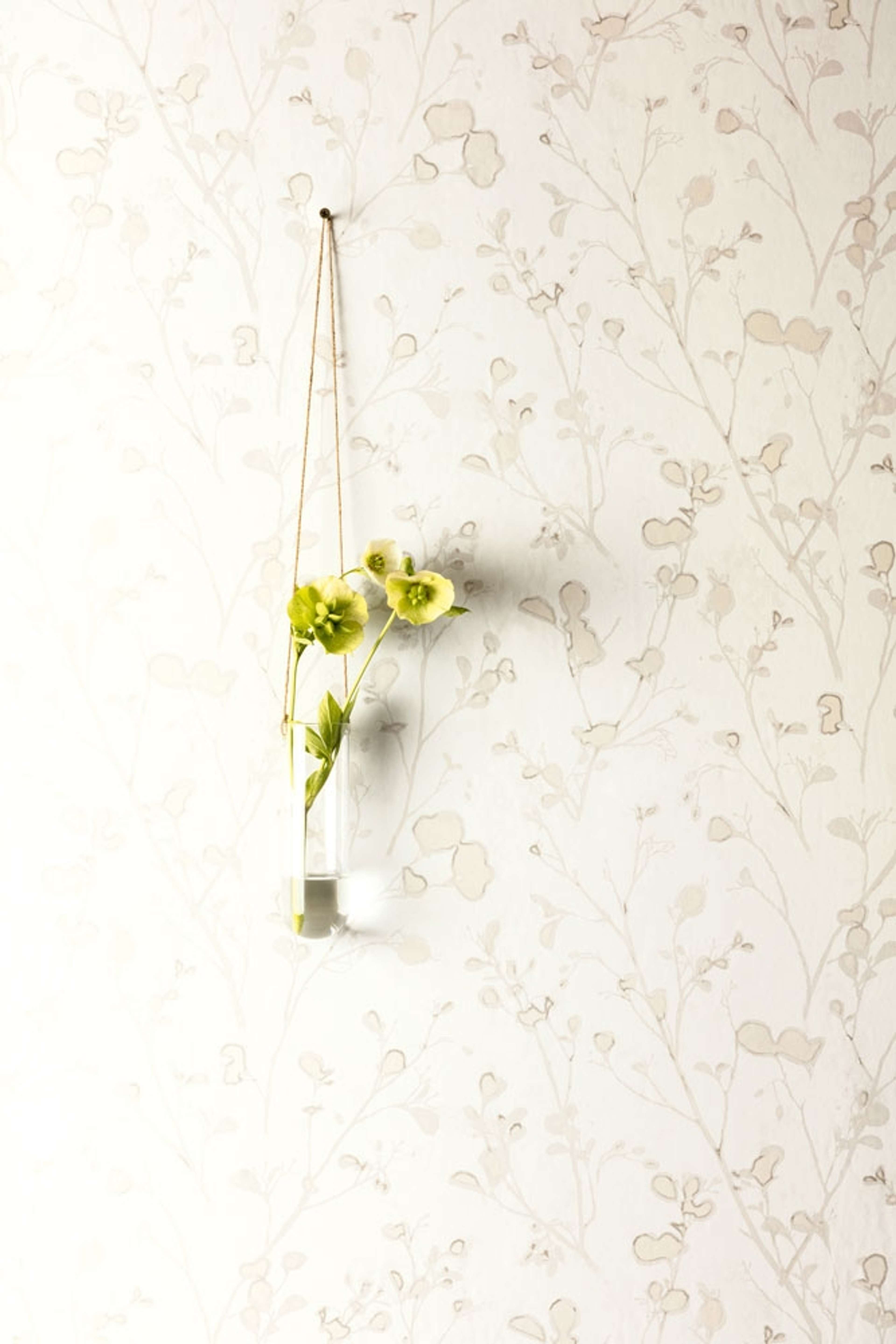 Alder snow tapet med blommigt mönster i vit. Från kollektionen lotus. Nonwoven-material med förskjuten passning.