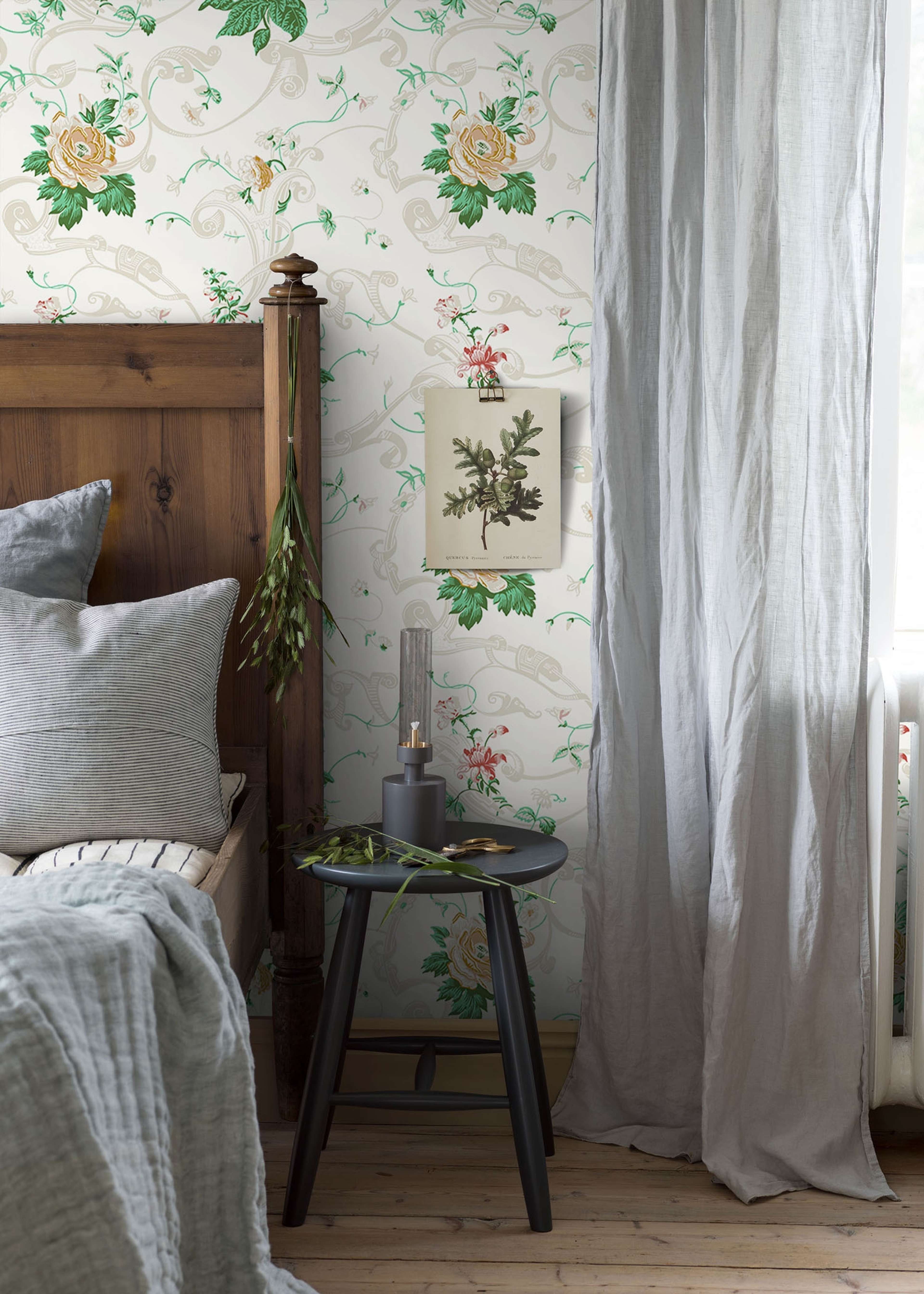 Krusenberg tapet från Boråstapeter med botaniskt, blommigt mönster i vit och grön. Från kollektionen anno. Nonwoven-material med rak passning. Country-stil. Passar i sovrum och matsal.