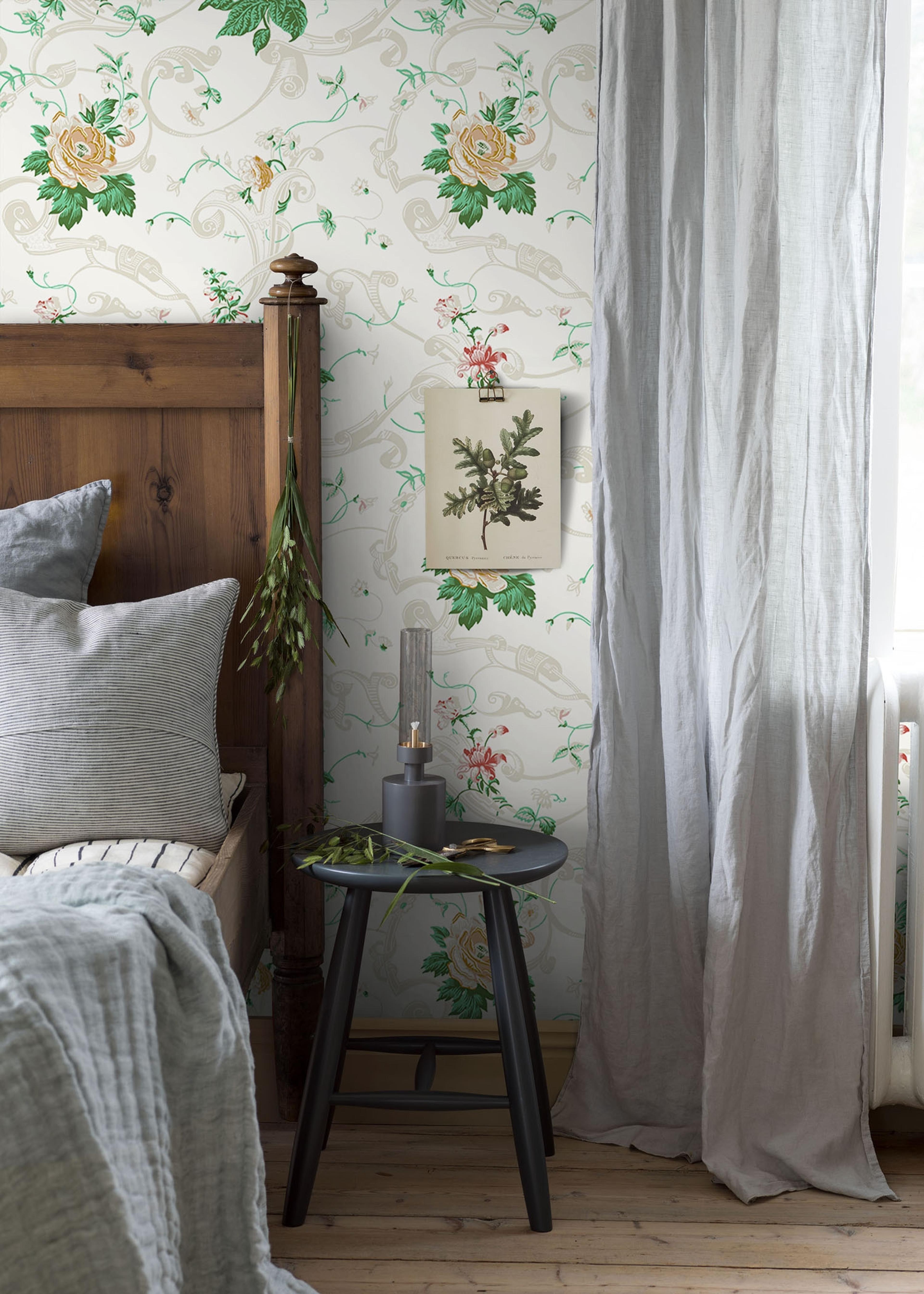 Krusenberg tapet från Boråstapeter med botaniskt, blommigt mönster i vit och grön. Från kollektionen anno. Nonwoven-material med rak passning. Country-stil. Passar i sovrum och matsal.