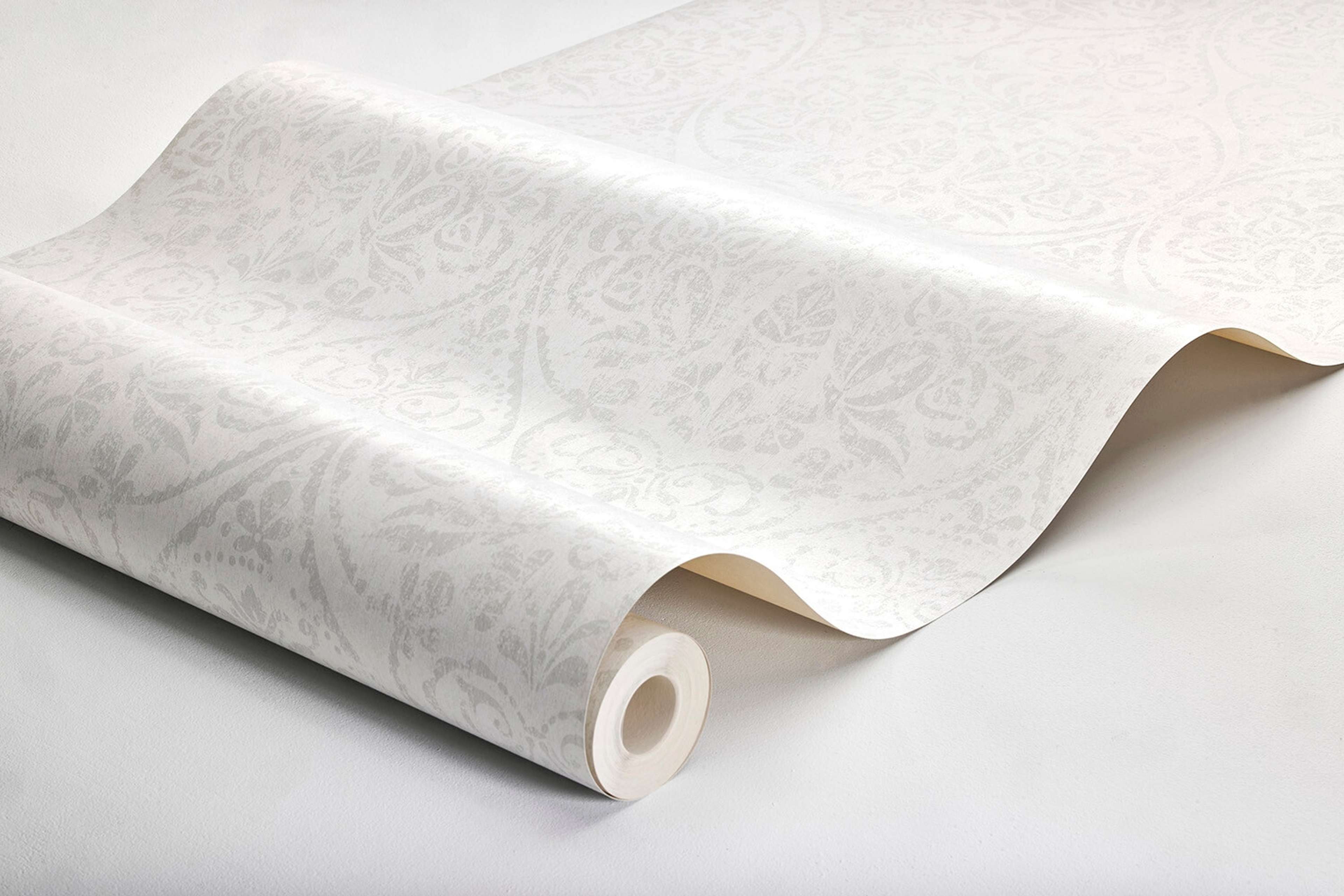 Hidden Medallion tapet tapet med medaljonger mönster i grå. Från kollektionen Dreamy Escape. Nonwoven-material med rak passning. Passar i vardagsrum och matsal.