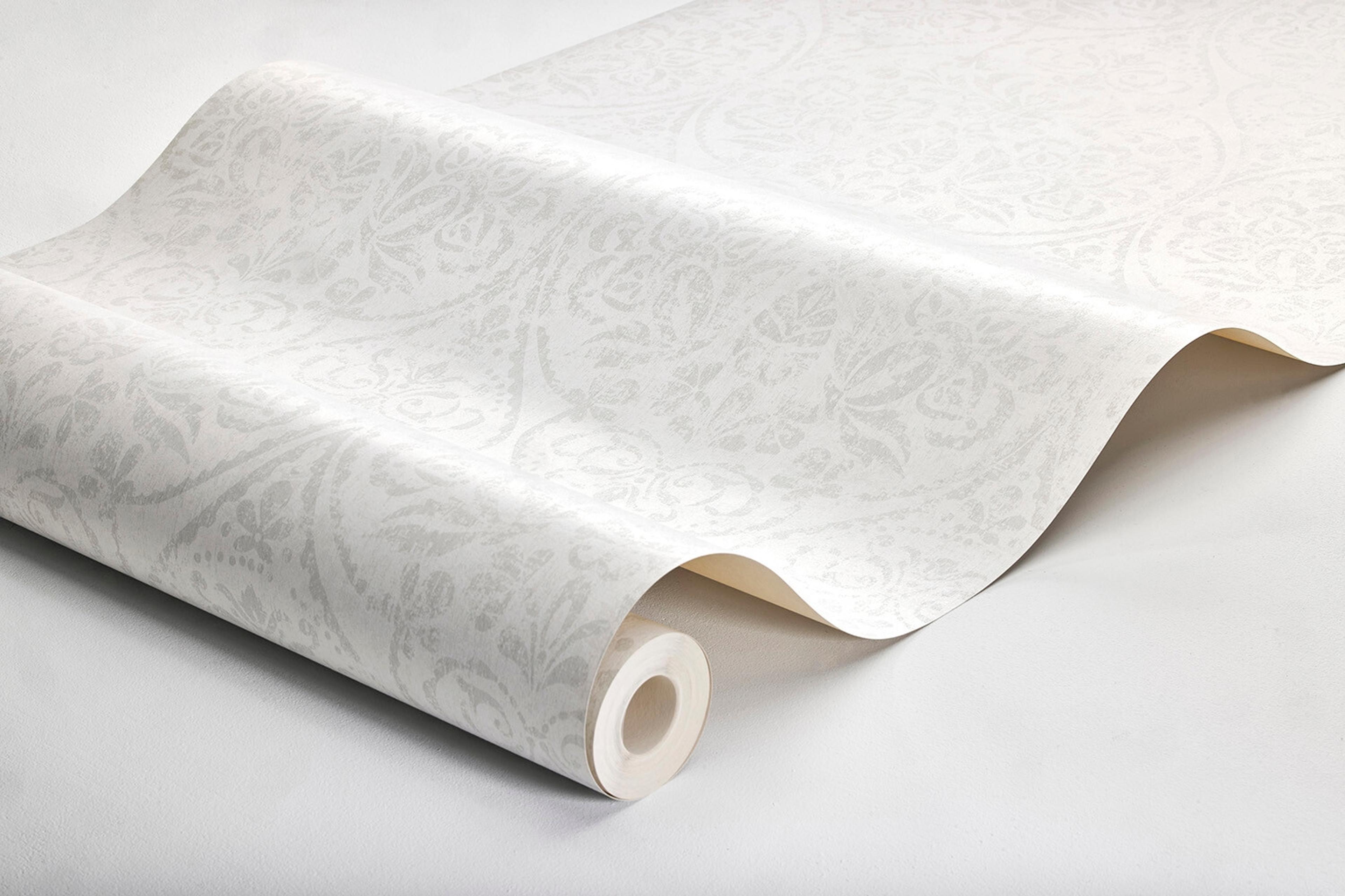 Hidden Medallion tapet tapet med medaljonger mönster i grå. Från kollektionen Dreamy Escape. Nonwoven-material med rak passning. Passar i vardagsrum och matsal.