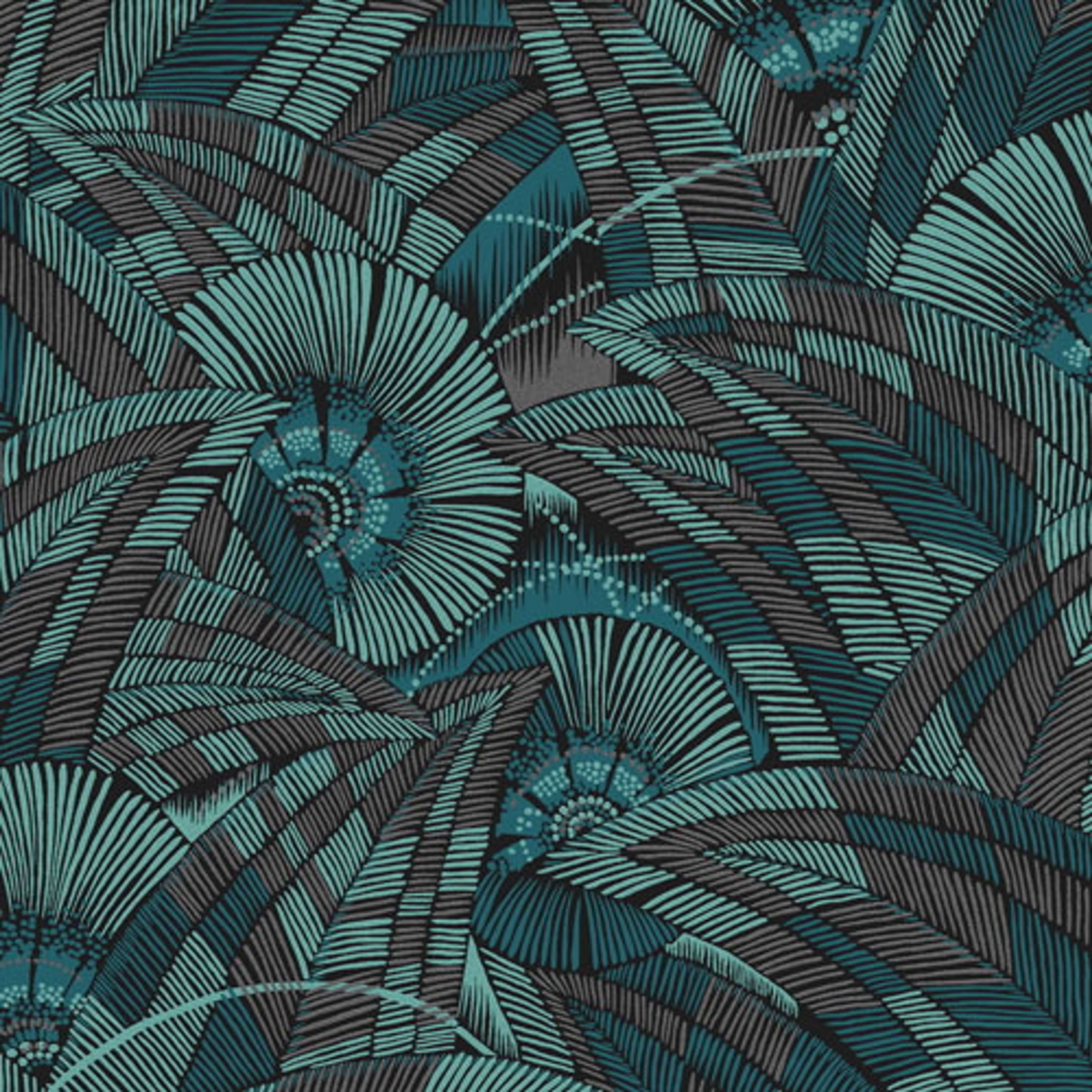Bali Jungle tapet tapet från Midbec med botaniskt mönster i grön. Från kollektionen Tribute. Nonwoven-material med förskjuten passning. Passar i vardagsrum, matsal och hall.