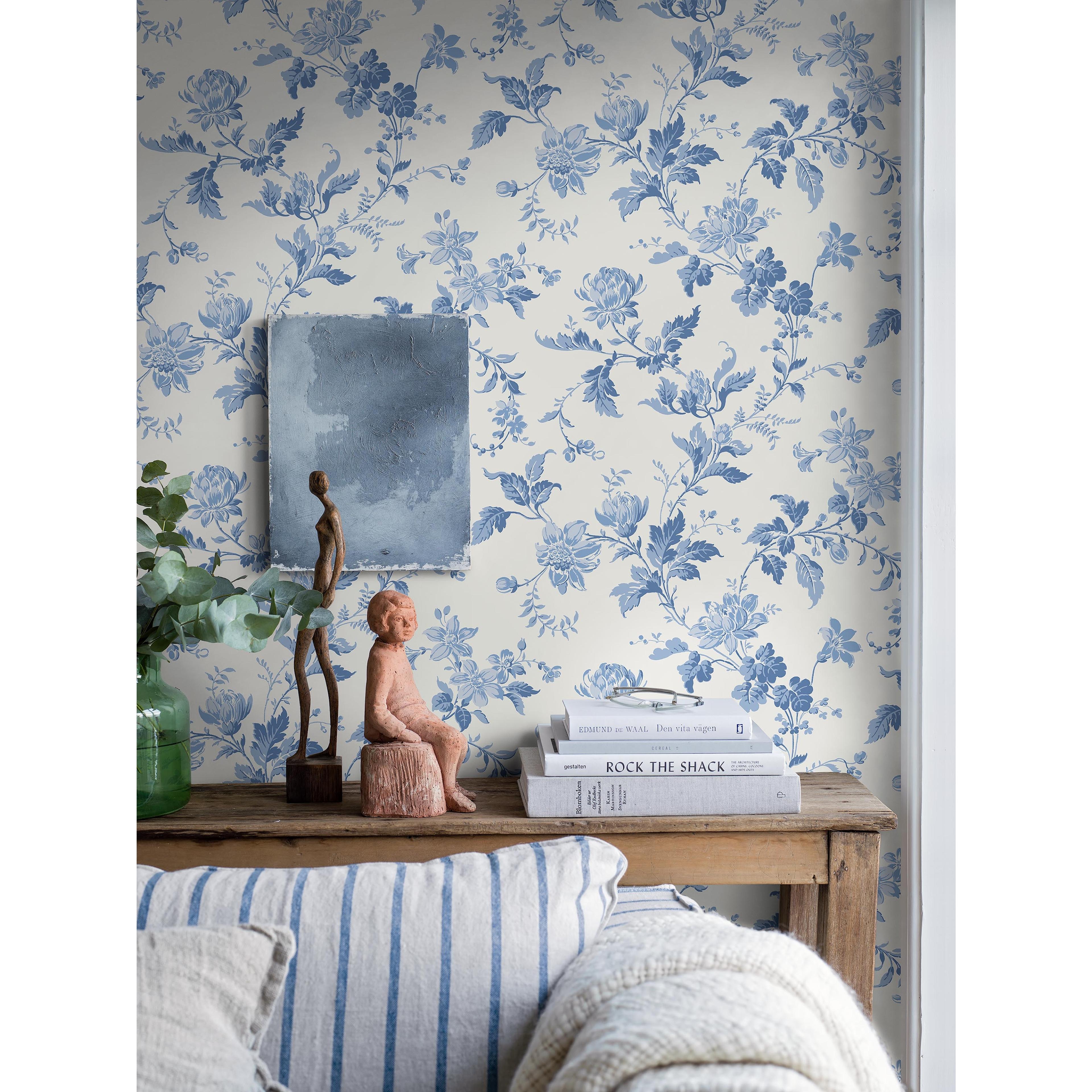 Blomslinga, tapet tapet med blommigt mönster i vit och blå. Från kollektionen Blue & White. Nonwoven-material med förskjuten passning. Passar i vardagsrum.