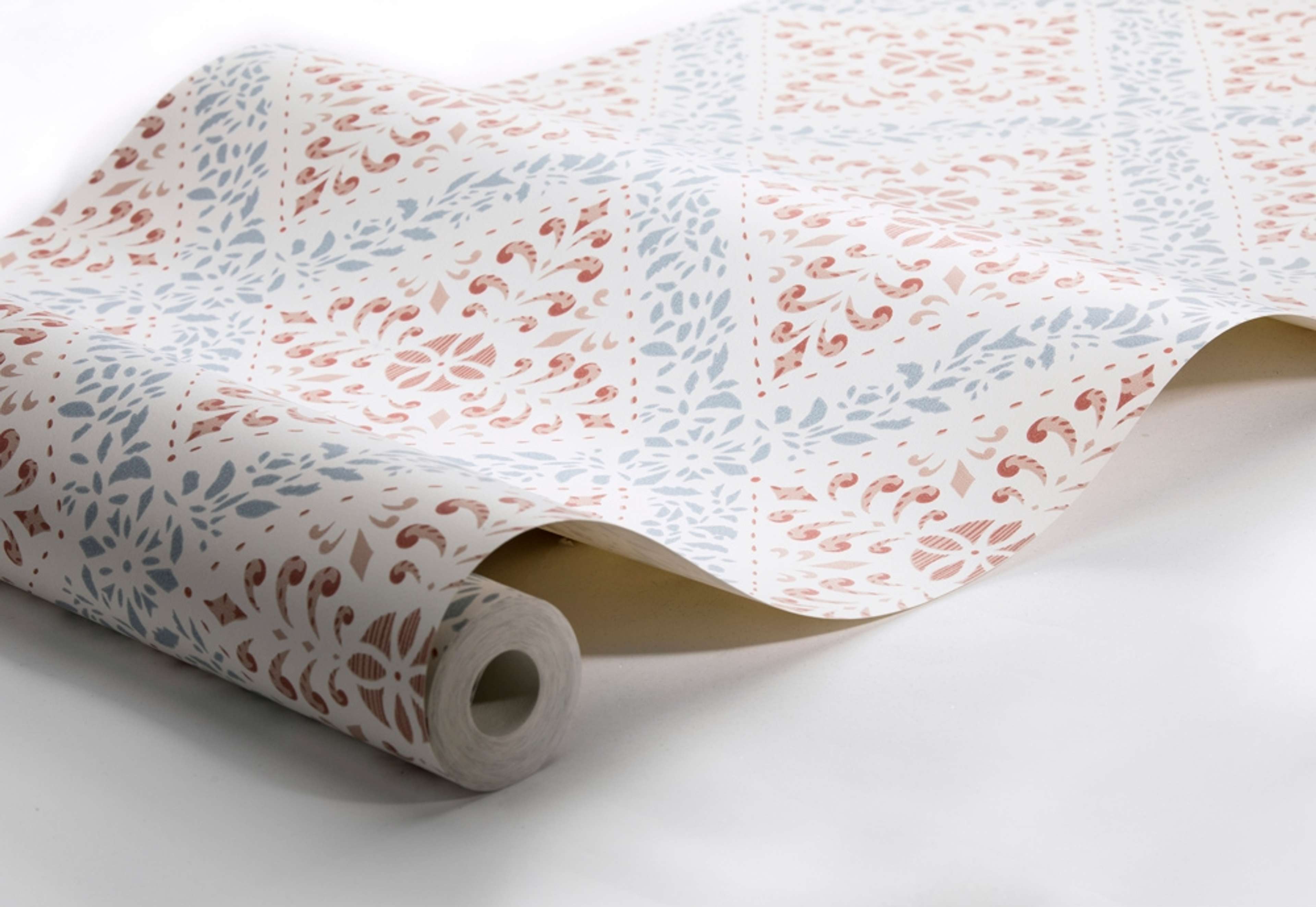 Nyborg tapet från Boråstapeter med geometriskt, blommigt mönster i rosa och blå. Från kollektionen anno. Nonwoven-material med rak passning. Country-stil. Passar i sovrum och matsal.