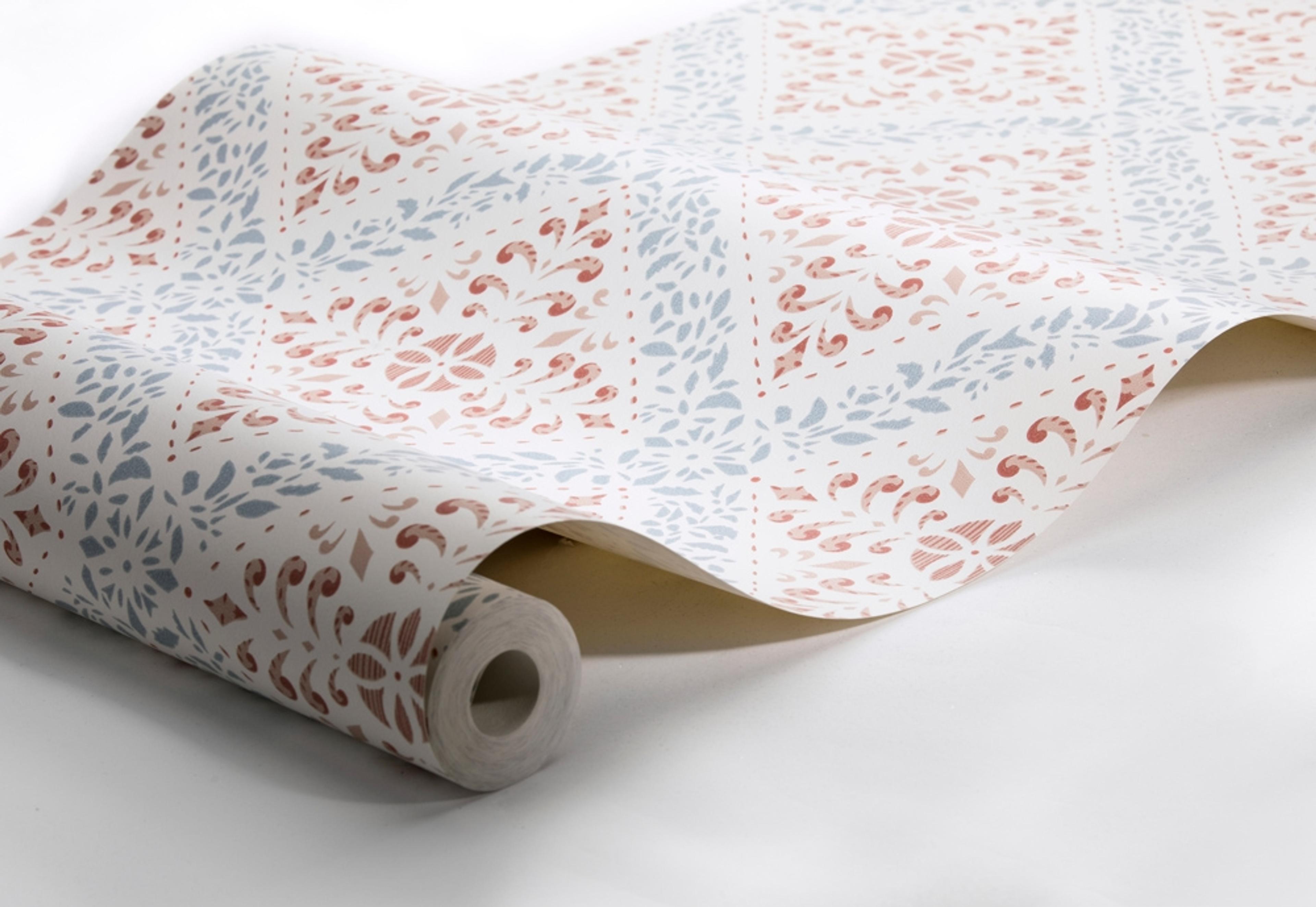 Nyborg tapet från Boråstapeter med geometriskt, blommigt mönster i rosa och blå. Från kollektionen anno. Nonwoven-material med rak passning. Country-stil. Passar i sovrum och matsal.