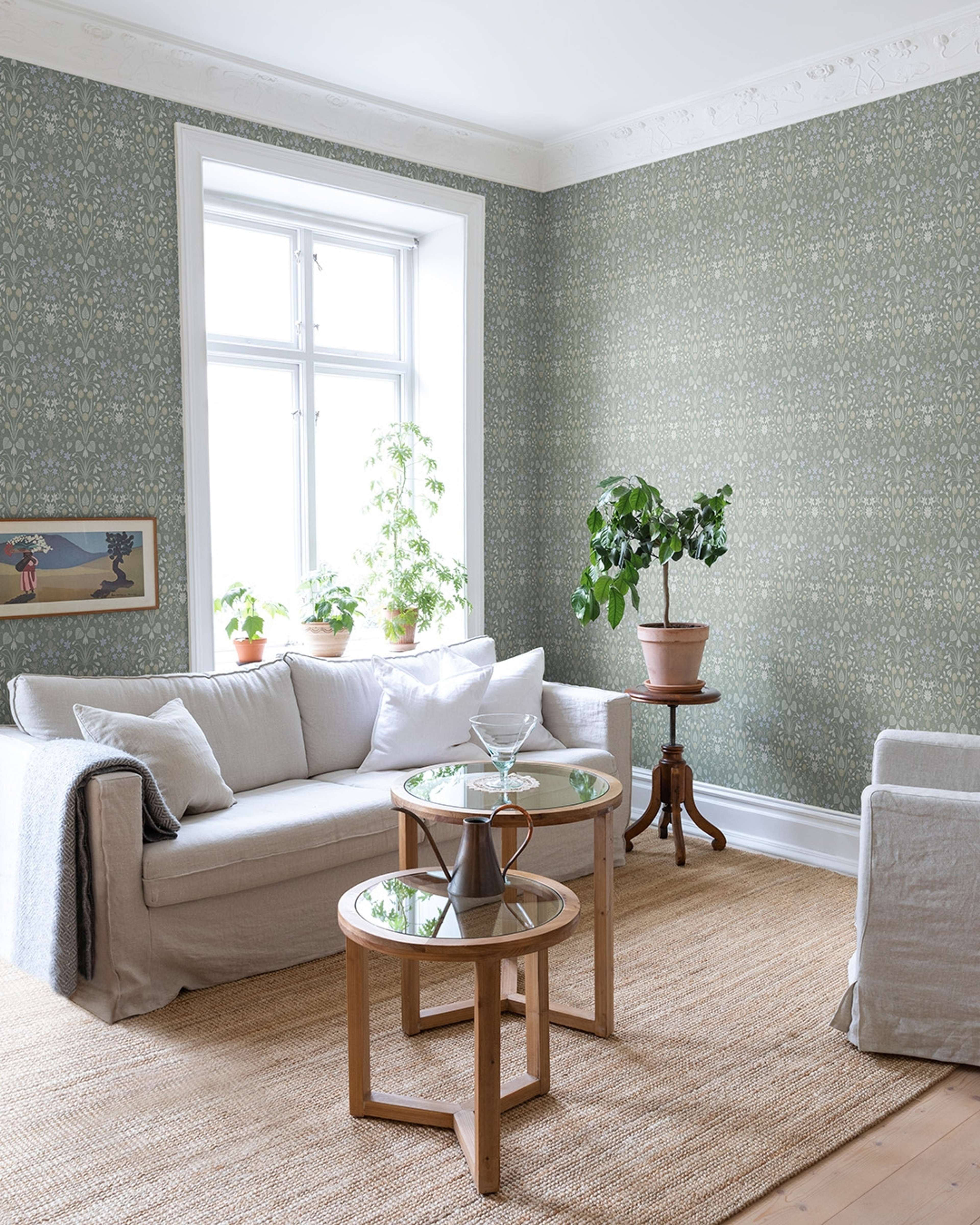 Vårblommor, grön tapet tapet med blommigt mönster i grön. Från kollektionen Långenäs. Nonwoven-material med rak passning.
