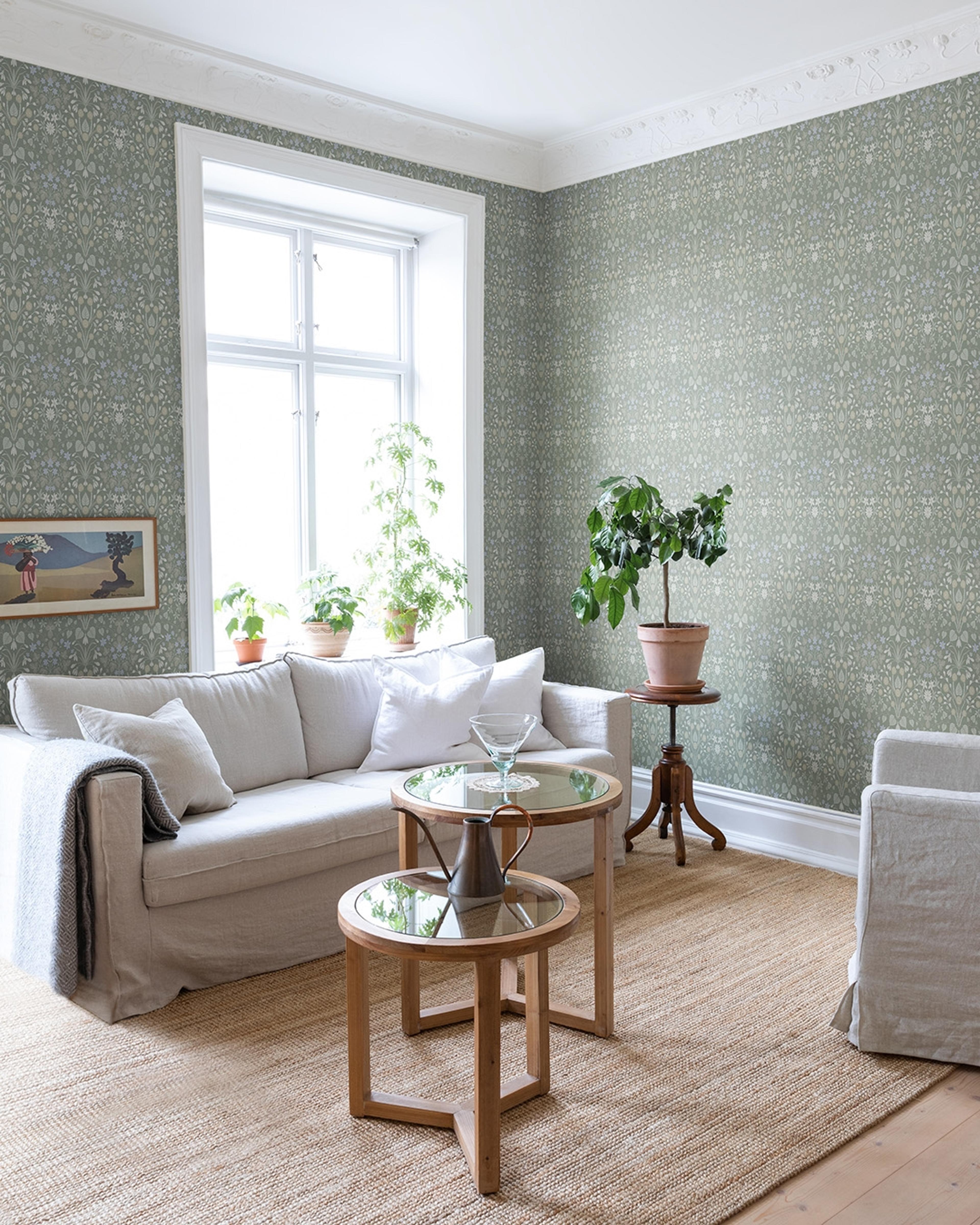 Vårblommor, grön tapet tapet med blommigt mönster i grön. Från kollektionen Långenäs. Nonwoven-material med rak passning.